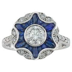 Un anillo en racimo de diamantes y zafiros