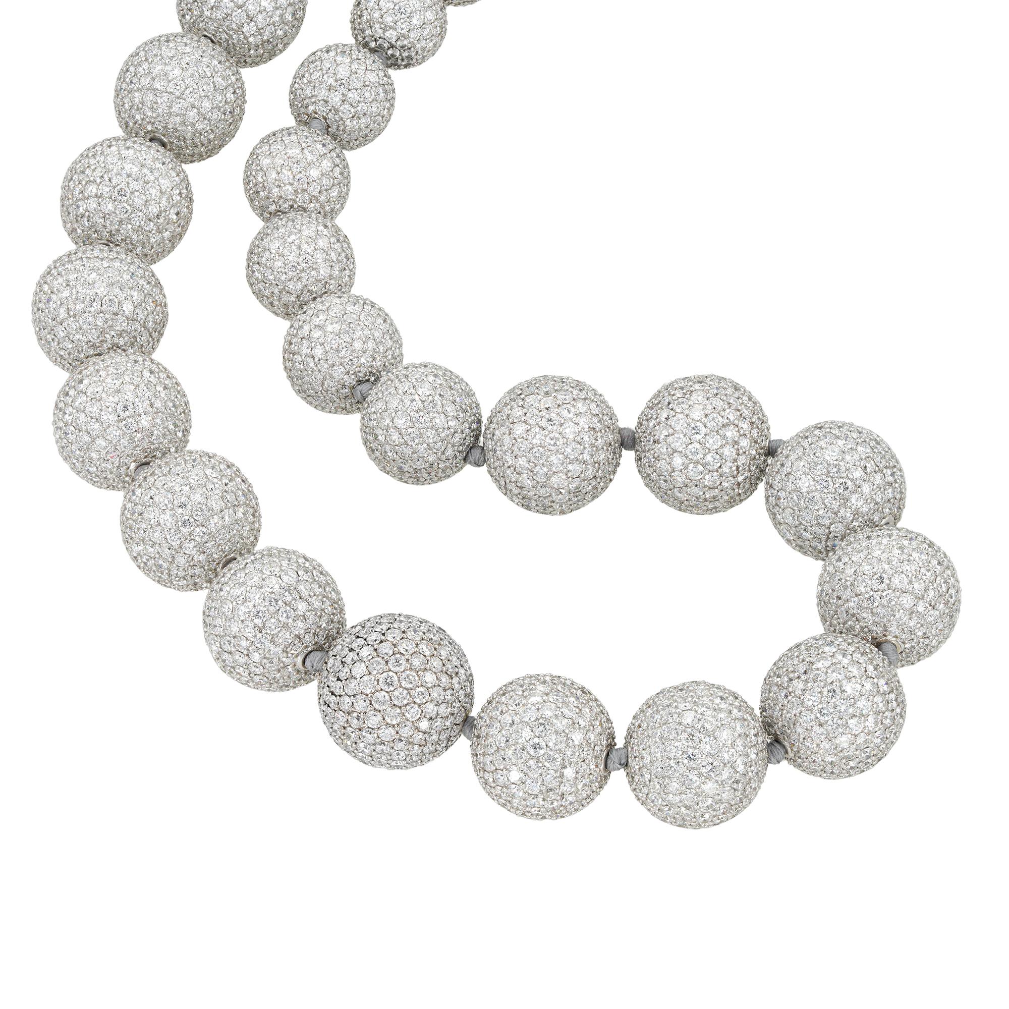 Una collana di perle con diamanti incastonati, composta da quarantuno sfere in oro bianco di dimensioni graduali a partire dal centro, con diametri che vanno da 14 mm a 8 mm, tutte infilate e annodate con una chiusura a sfera nascosta con chiusura a