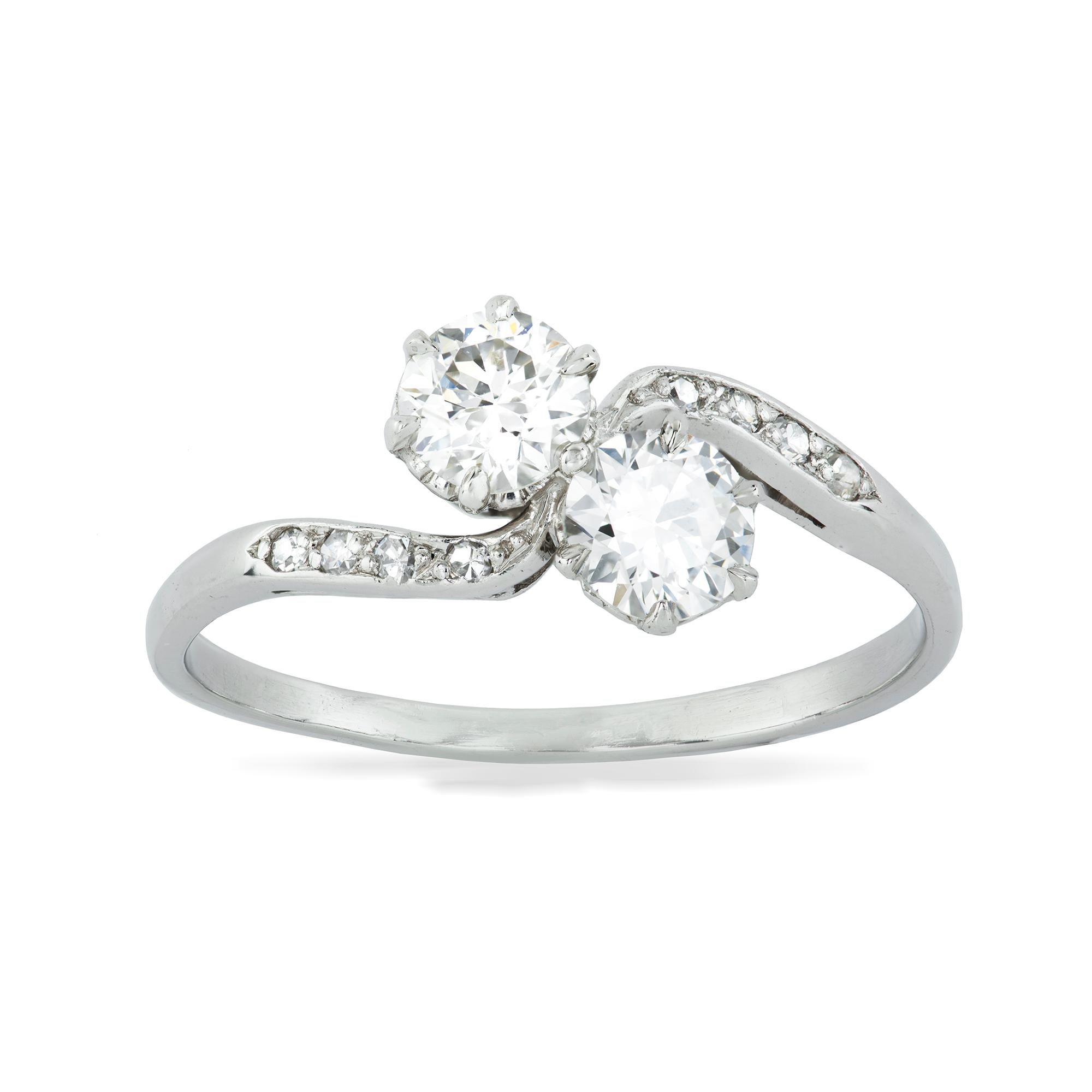 Art déco Bague en forme de croix avec diamants en vente