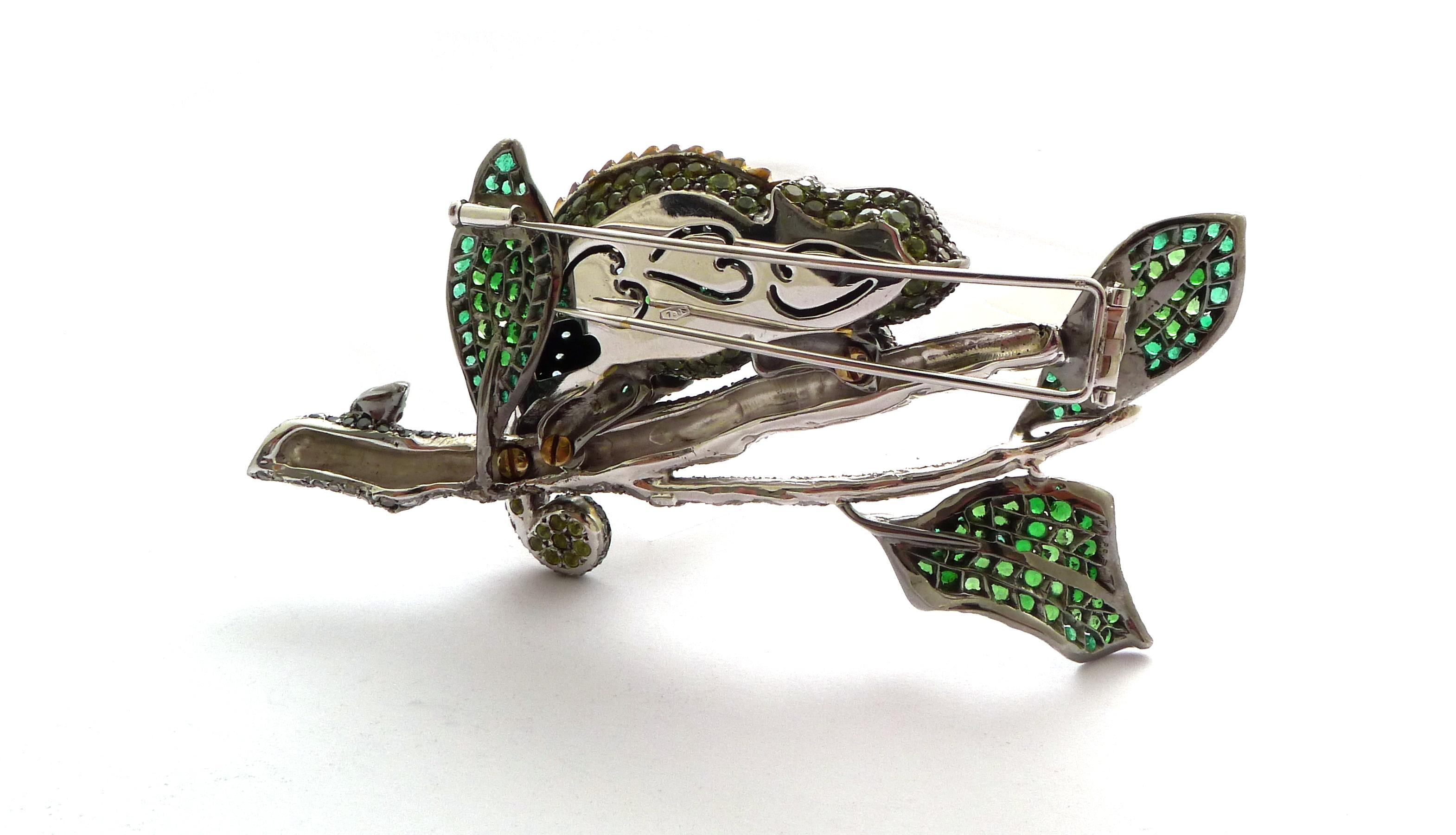 Diamond, Emerald Cameleon Brooch Set in Silver and 18 Karat Blackened Gold In Excellent Condition For Sale In Geneva, Geneva