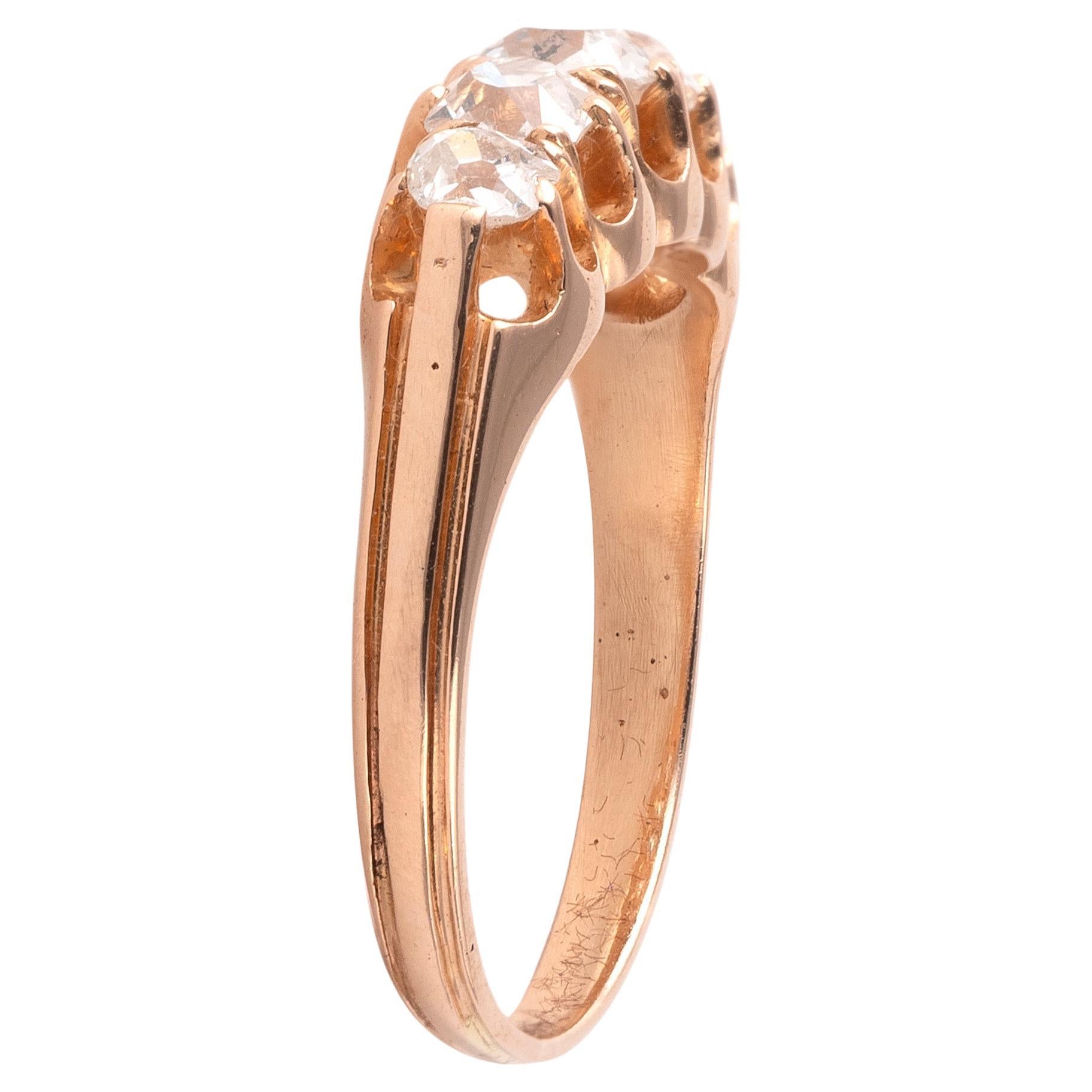 Set with graduating old brilliant-cut diamonds, to reeded shoulders, diamonds approx. 1.50ct. total
Size : 8 1/4
Weight: 3.96gr.