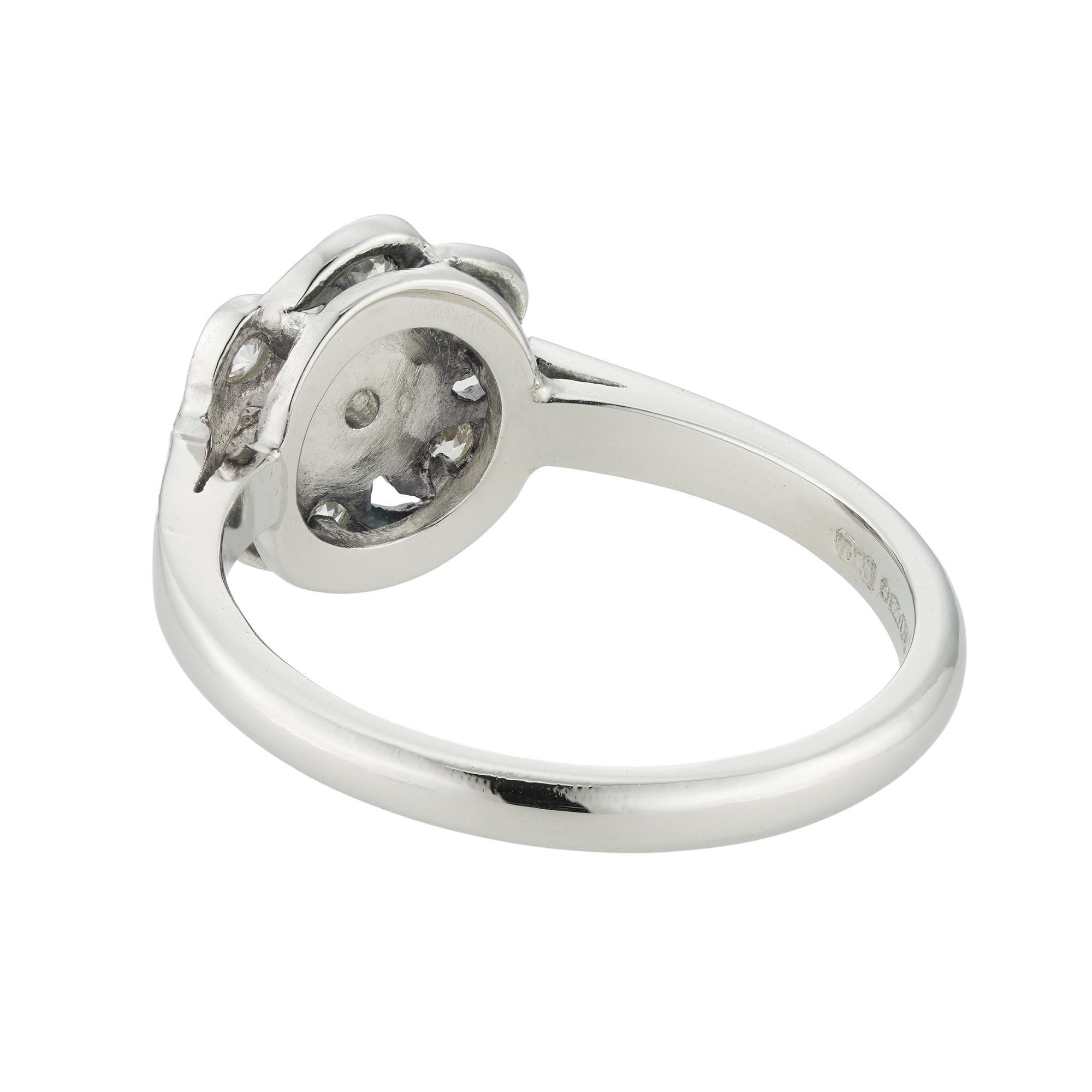 Blumen-Cluster-Ring mit Diamanten von Bentley & Skinner (Moderne) im Angebot
