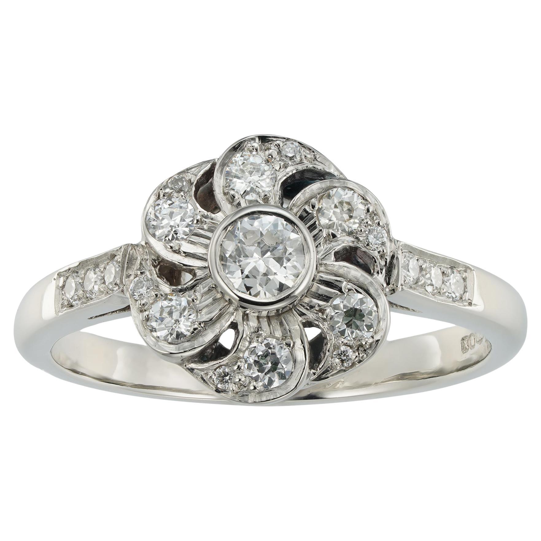 Blumen-Cluster-Ring mit Diamanten von Bentley & Skinner im Angebot