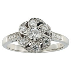 Bague grappe de fleurs en diamants fabriquée par Bentley & Skinner
