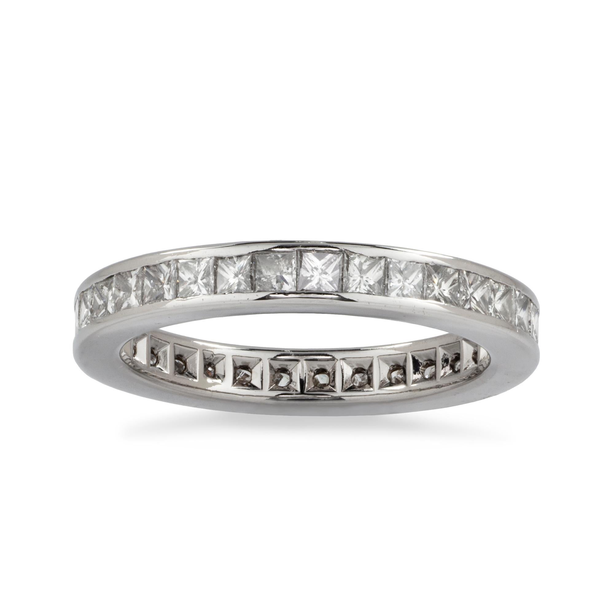 Moderno Un anello di eternità con diamante in vendita