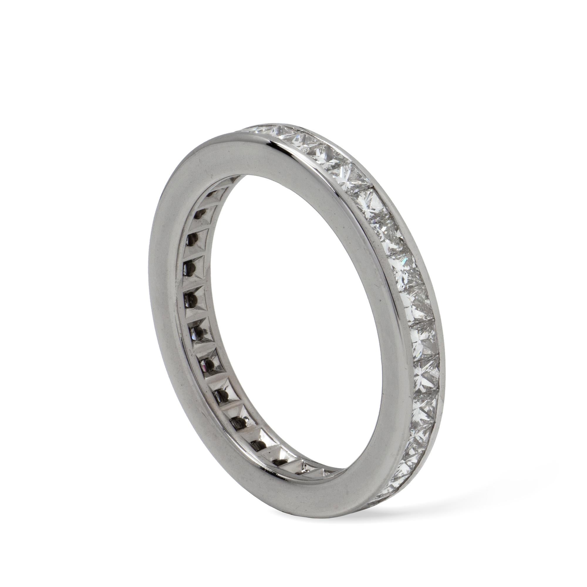 Taglio princess Un anello di eternità con diamante in vendita