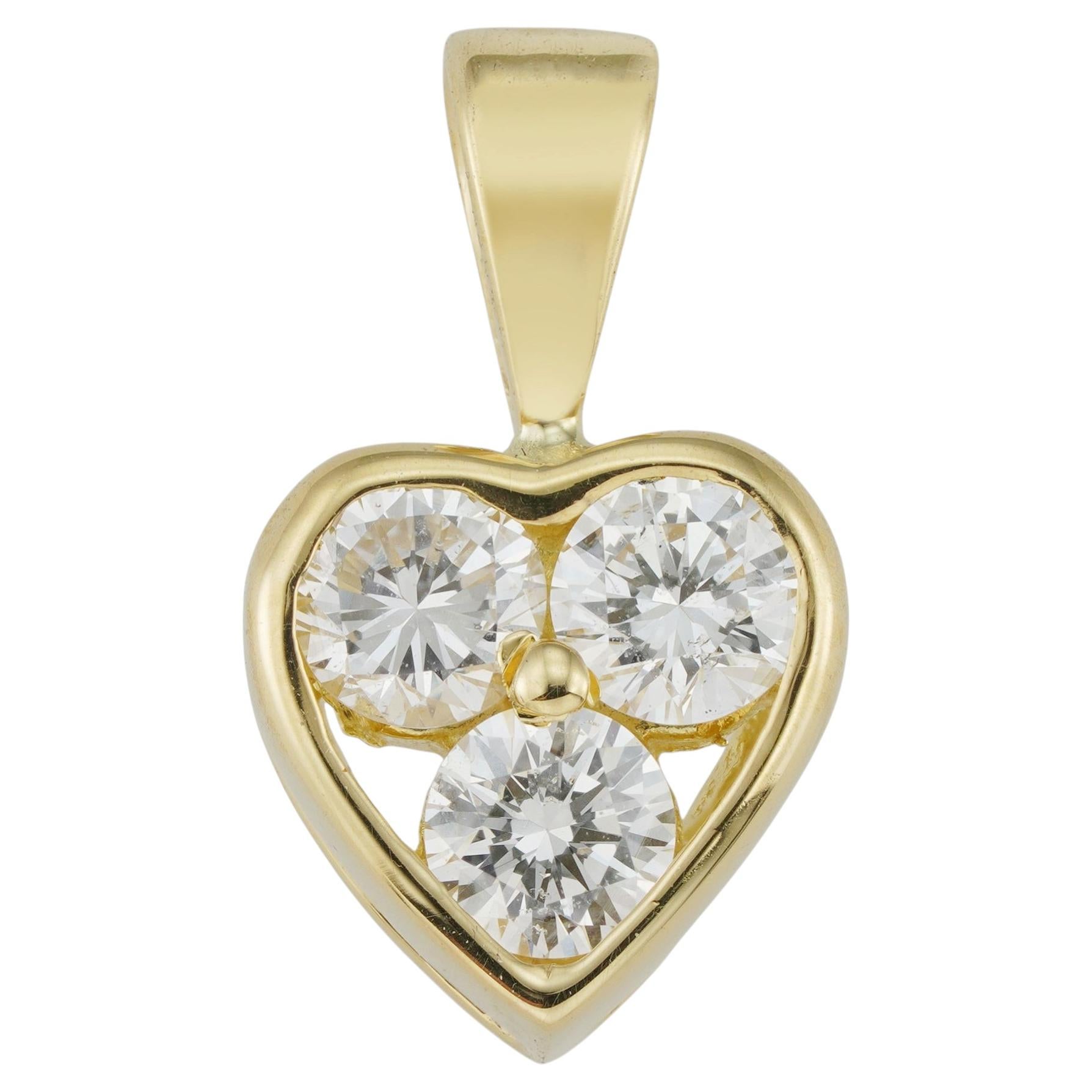 A diamond heart-shaped pendant For Sale