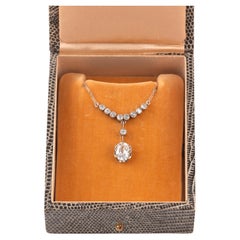 Un collar colgante de diamantes
