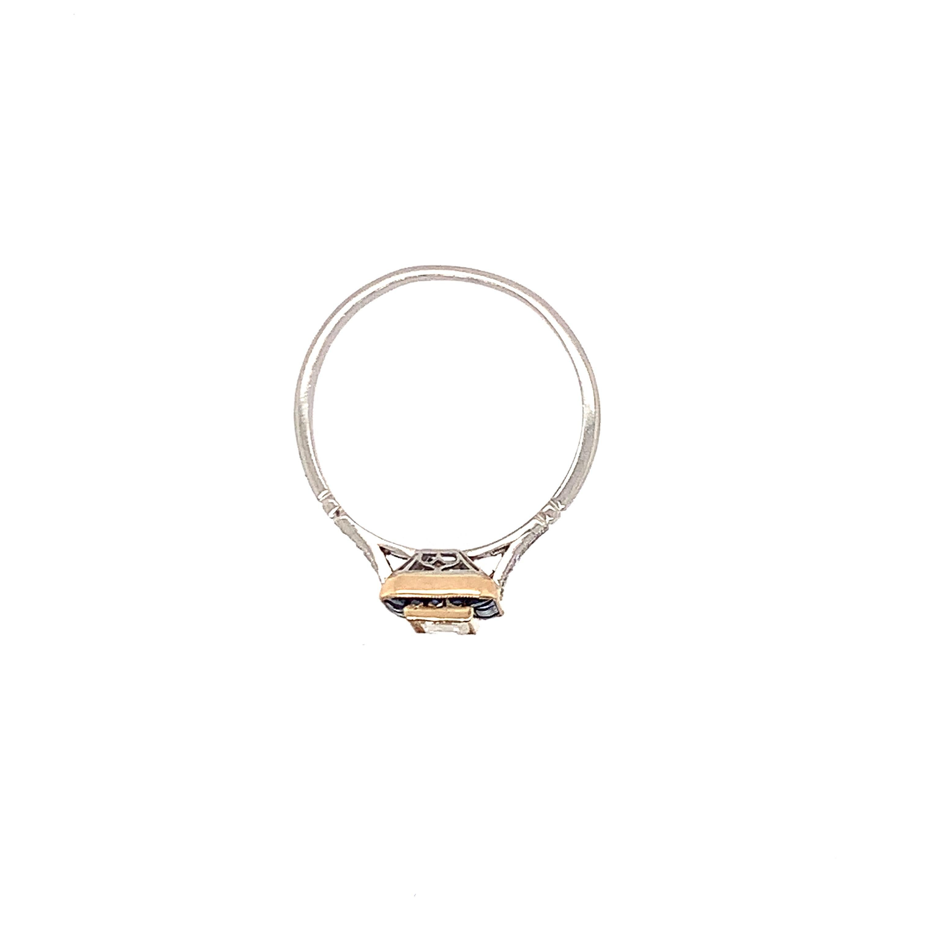Bague Art Deco, avec un diamant rectangulaire pesant environ 0,60 carat, encadré par des saphirs calibrés, aux épaules serties de diamants, en platine et or 18k, taille 7

Poids : 2.8 grammes
Diamant taille émeraude mesurant 6,88 x 3,65 x 2,54