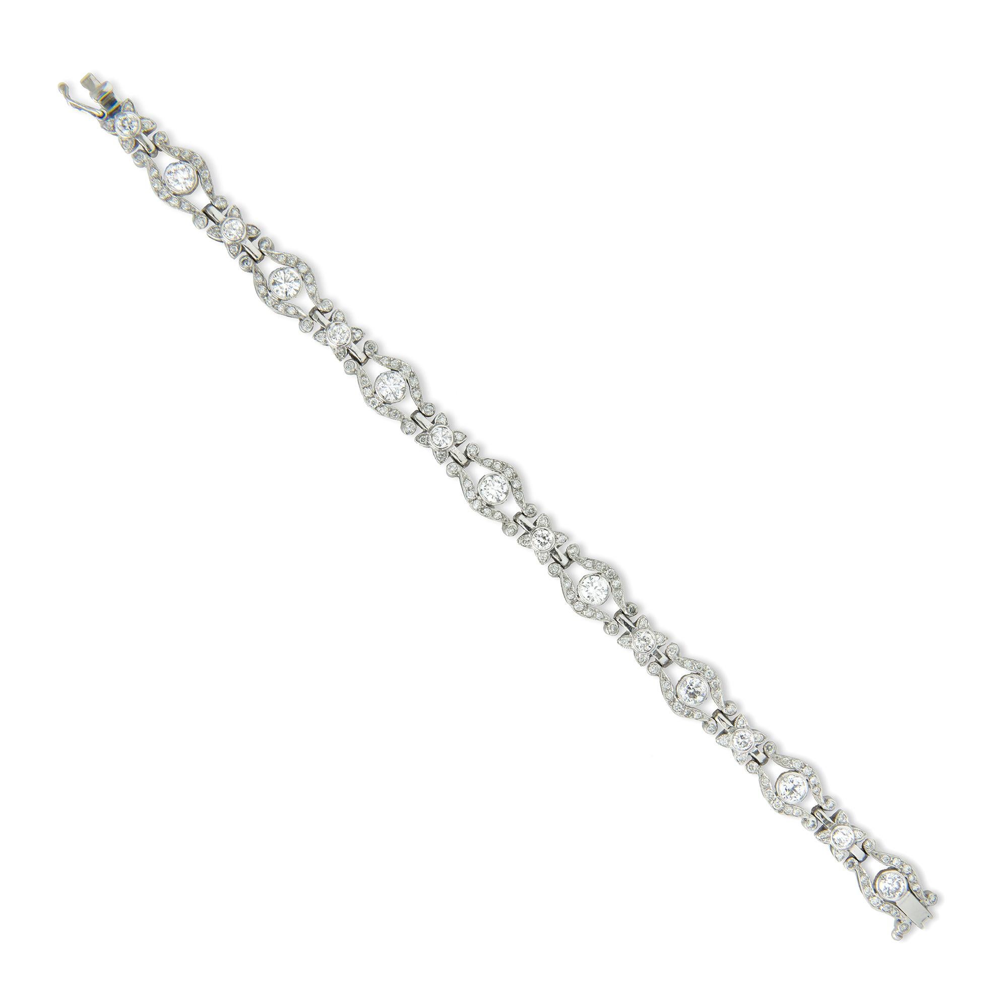 Un bracelet serti de diamants, les huit maillons ajourés sertis de diamants, chacun avec un diamant rond de taille brillant serti au centre, reliés par huit maillons plus petits sertis de diamants, tous les diamants pesant approximativement 7,7 ct,