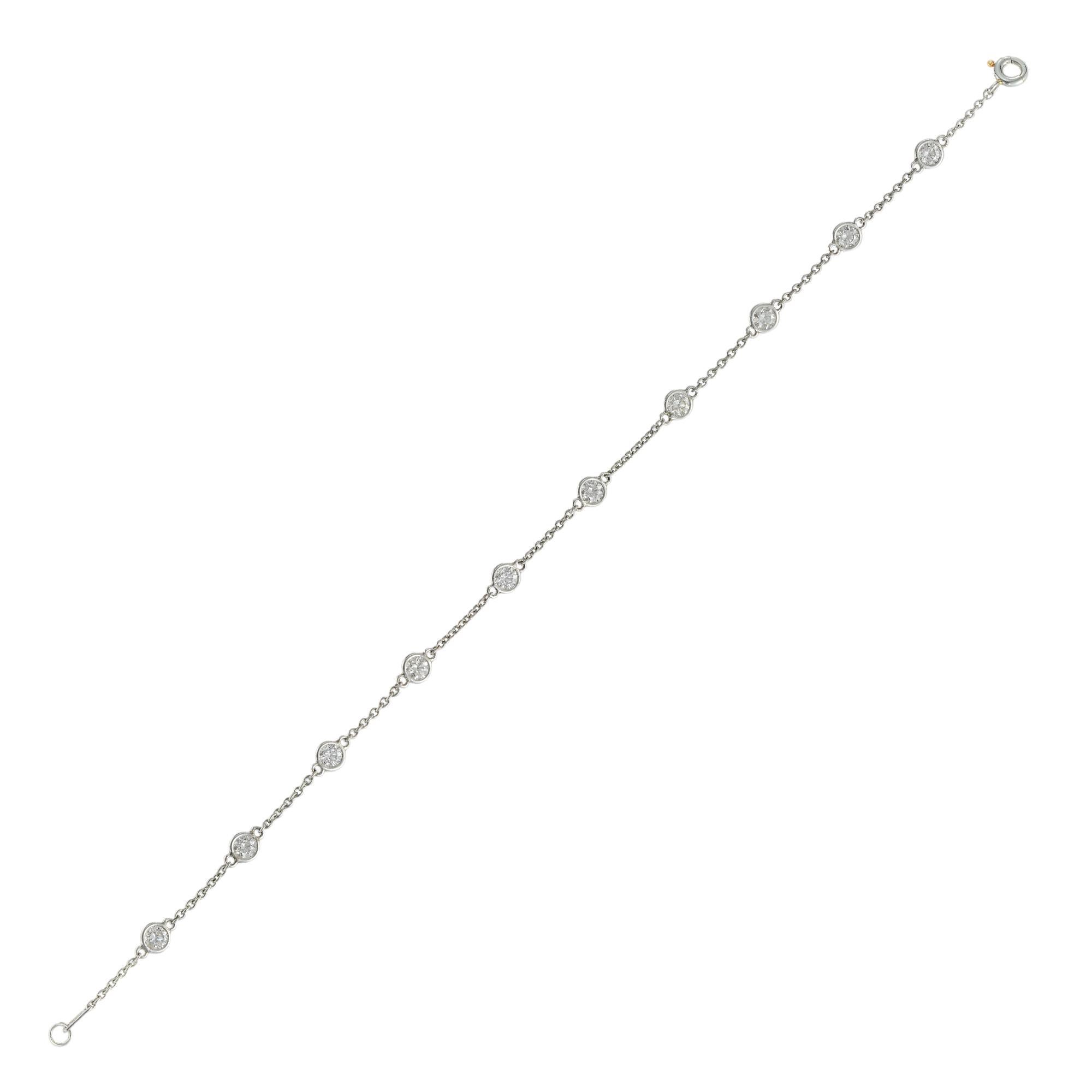 Ein diamantbesetztes Kettenarmband, die Kette ist mit 10 gleichmäßigen runden Brillanten besetzt, mit einem geschätzten Gesamtgewicht von 1,5 Karat, jeder Diamant in einer Rubover-Brillenfassung an einer Platin-Spurenkette mit Bolzenringverschluss,