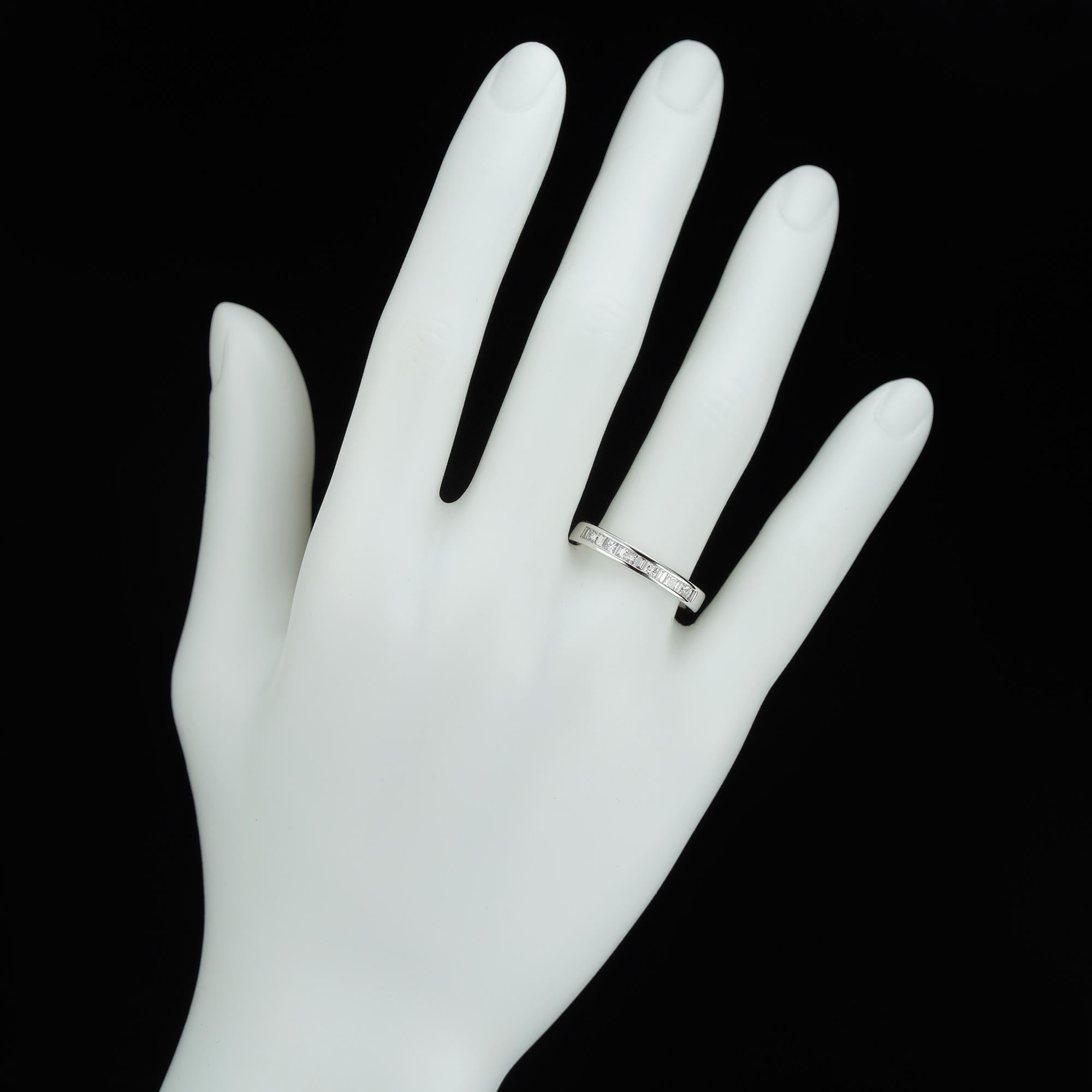 Halb-Eternity-Ring mit Diamanten im Zustand „Neu“ im Angebot in London, GB