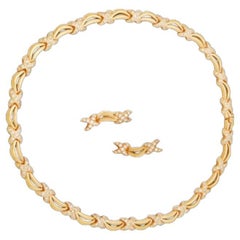 Ein diamantbesetztes Goldhalsband und Ohrclipset