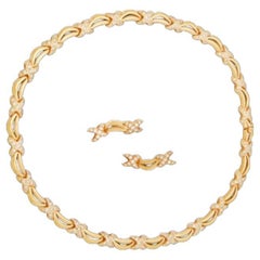 Ein diamantbesetztes Goldhalsband und Ohrclipset 