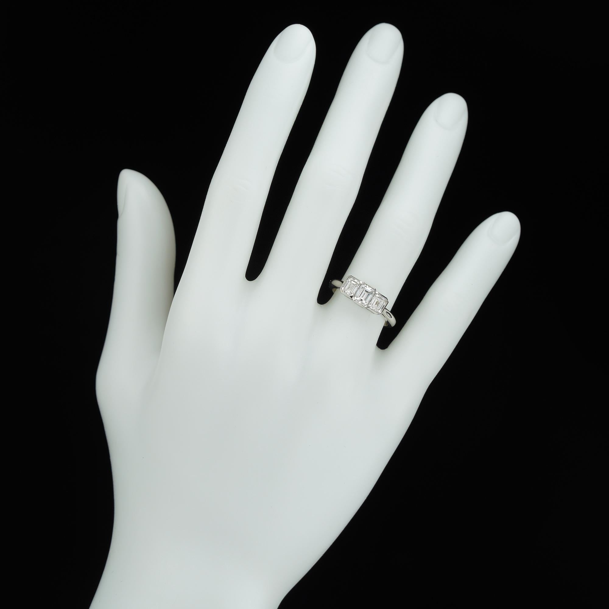 Dreisteiniger Ring mit Diamanten im Zustand „Neu“ im Angebot in London, GB