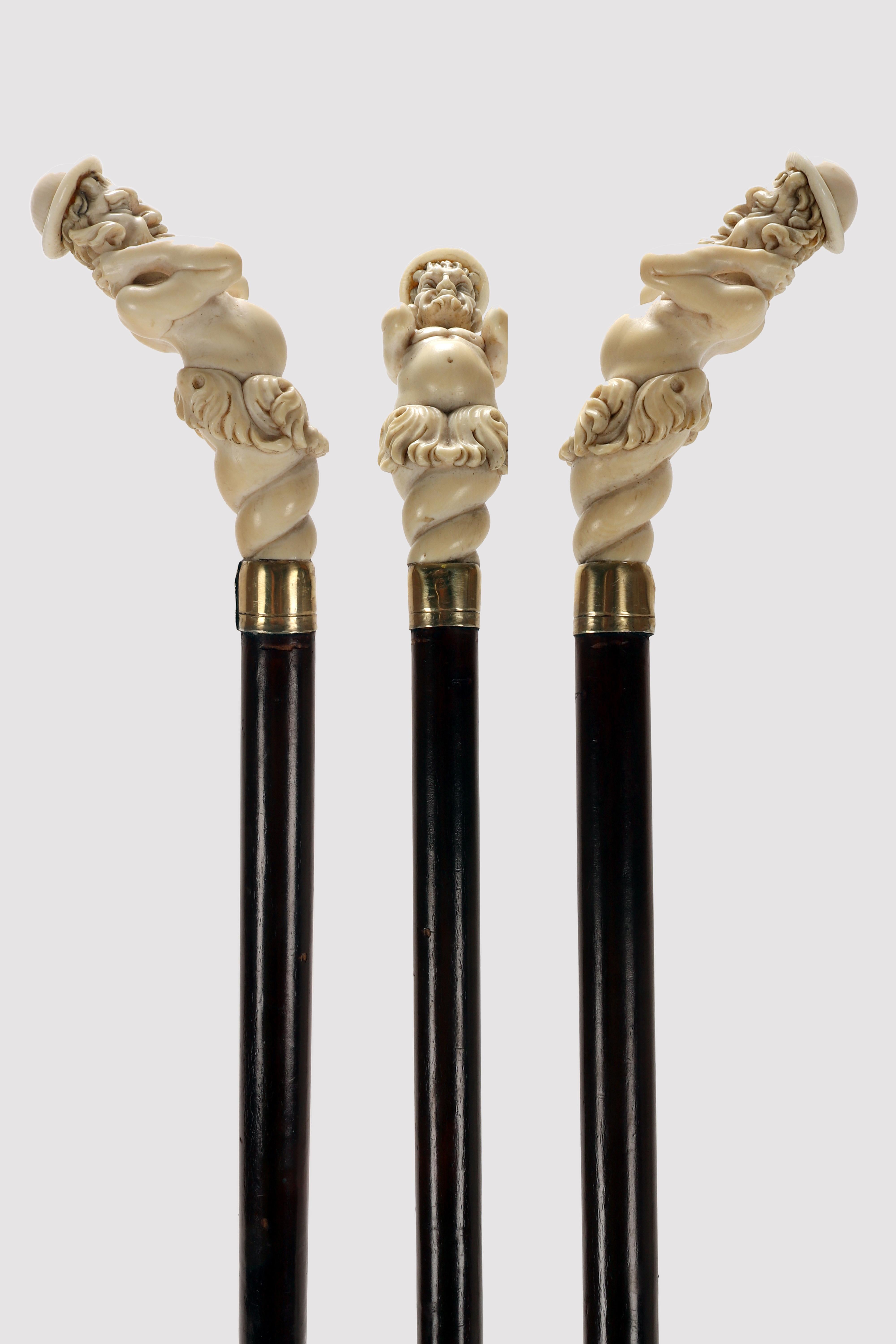 Bastone da passeggio: manico in avorio intagliato raffigurante un satiro con orecchie a punta e capelli di capra, che indossa un cappello, con le mani dietro la nuca. Canna d'ebano. Fascia e ghiera in metallo color argento. Dieppe, Francia, metà del