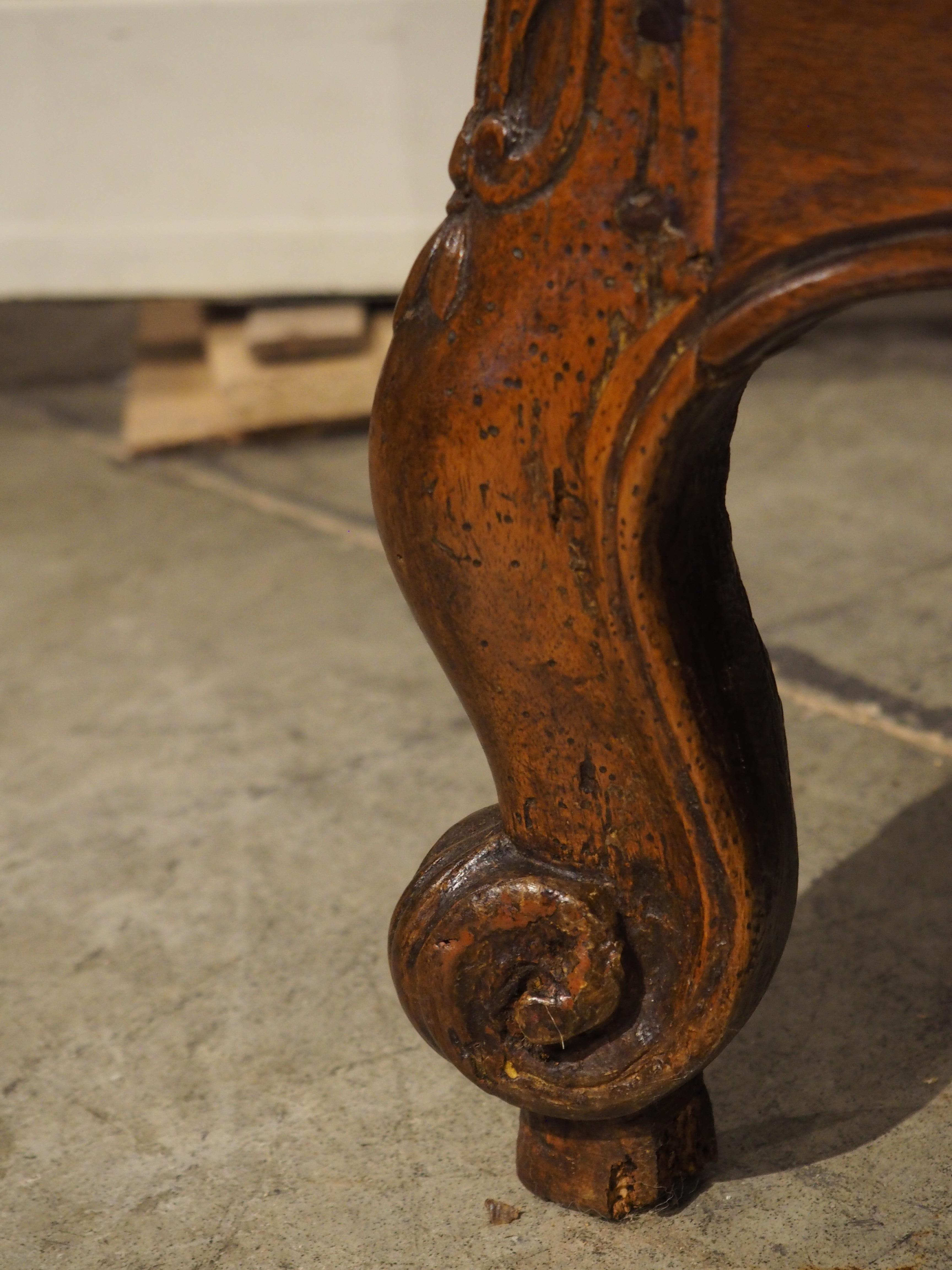 Diminutivo mobile in legno di noce del XVIII secolo proveniente dalla Linguadoca, Francia in vendita 3