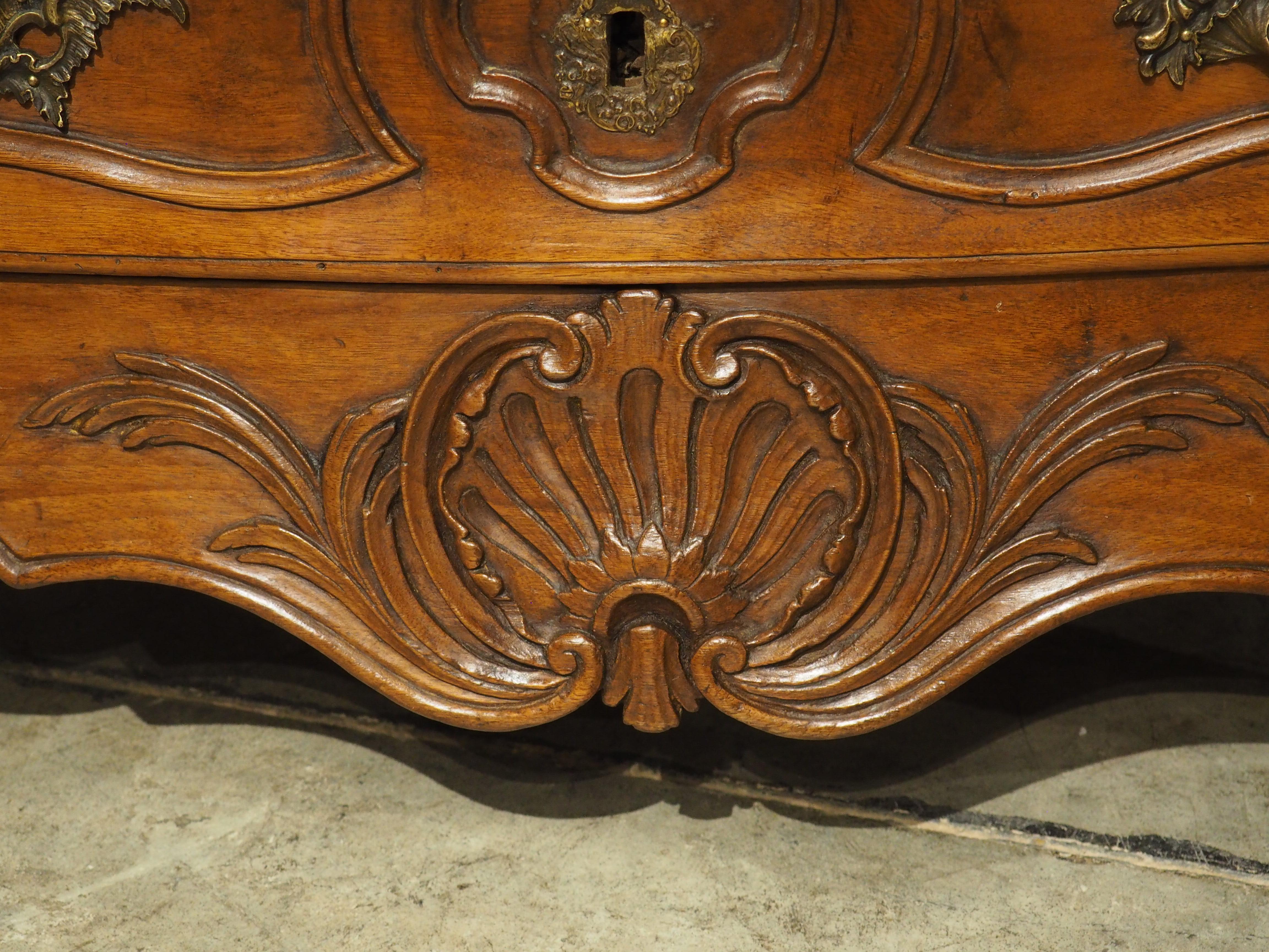 Diminutivo mobile in legno di noce del XVIII secolo proveniente dalla Linguadoca, Francia in vendita 4