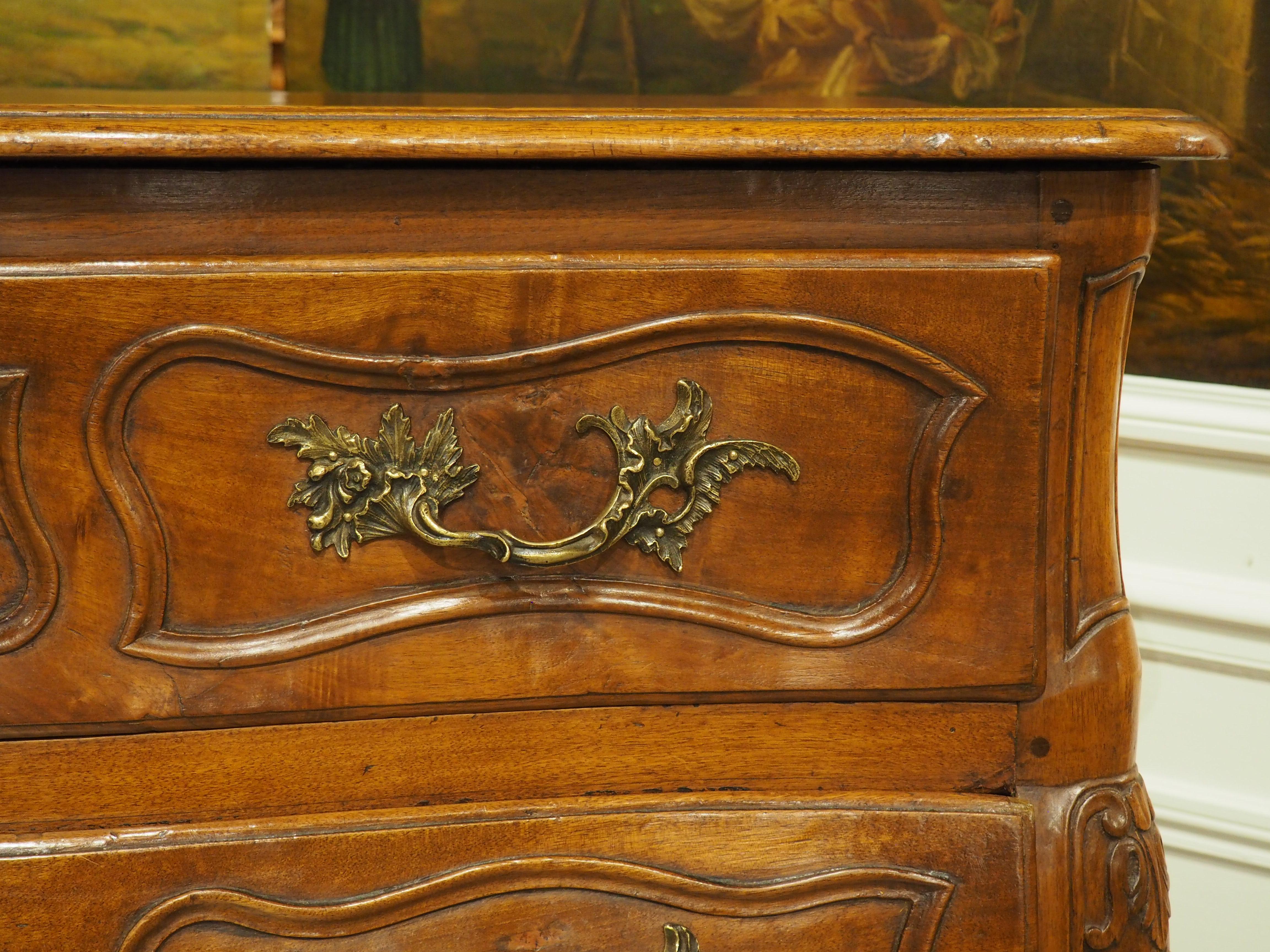 Diminutivo mobile in legno di noce del XVIII secolo proveniente dalla Linguadoca, Francia in vendita 5