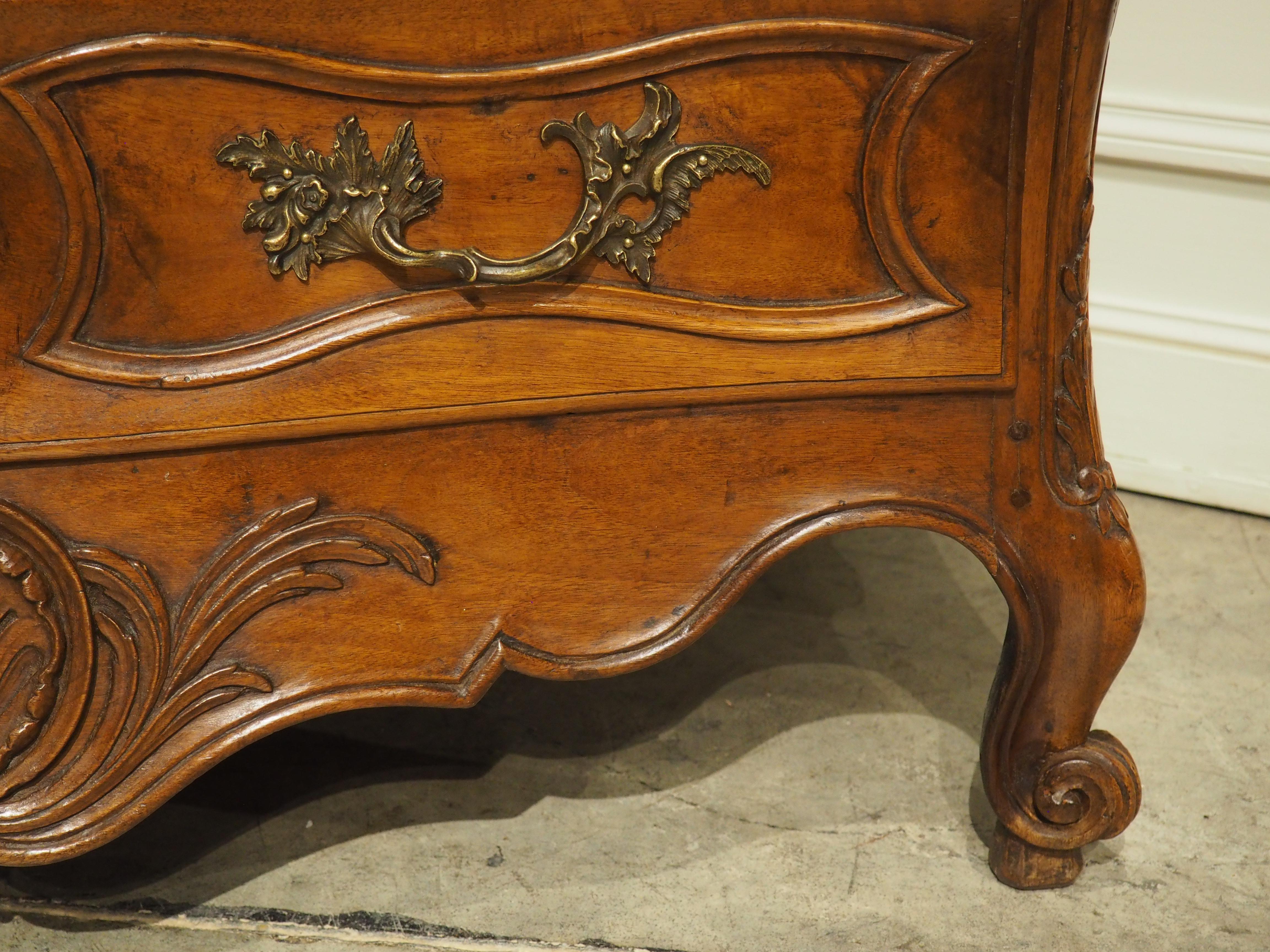 Diminutivo mobile in legno di noce del XVIII secolo proveniente dalla Linguadoca, Francia in vendita 6