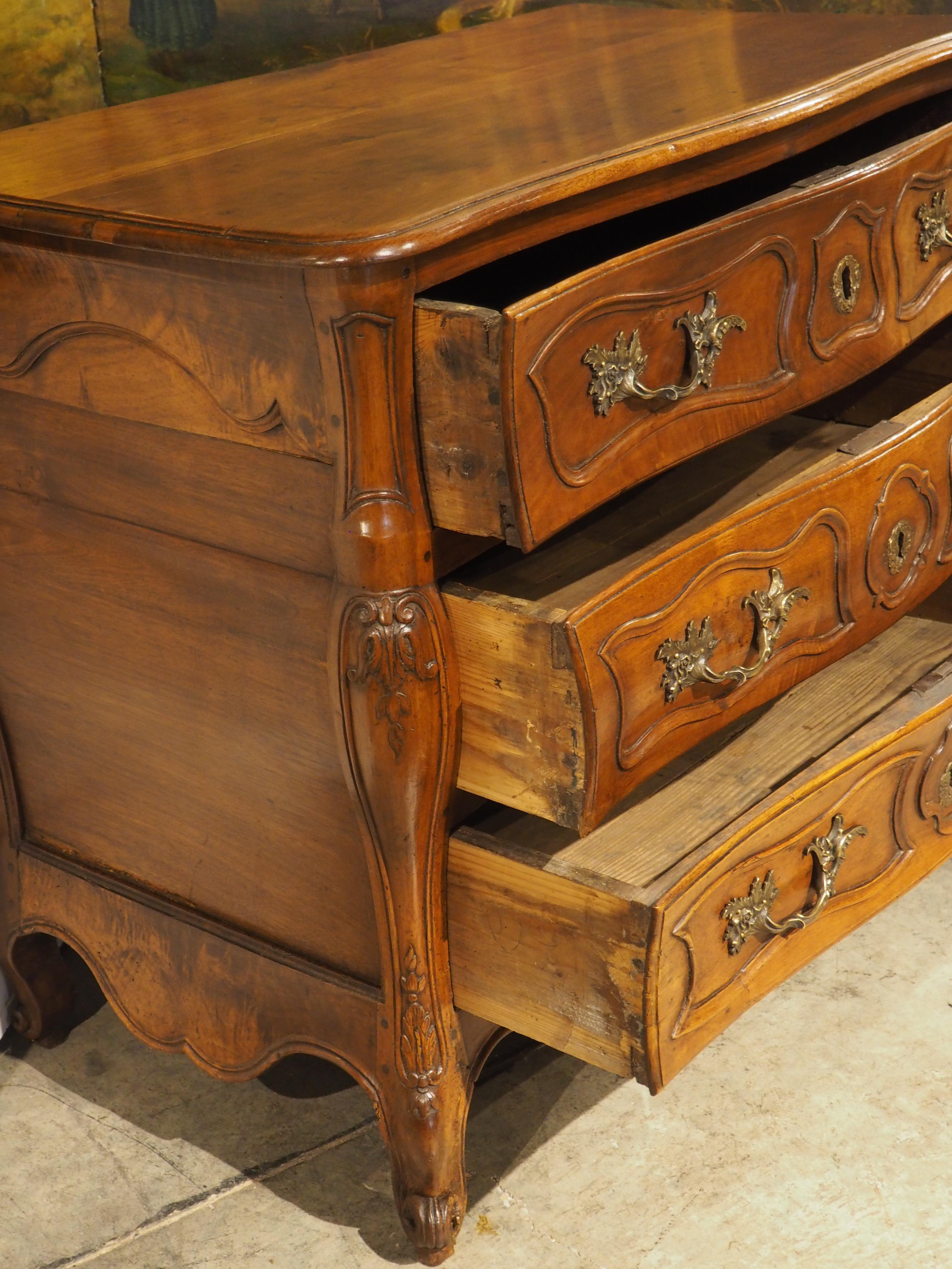 Diminutivo mobile in legno di noce del XVIII secolo proveniente dalla Linguadoca, Francia in vendita 7