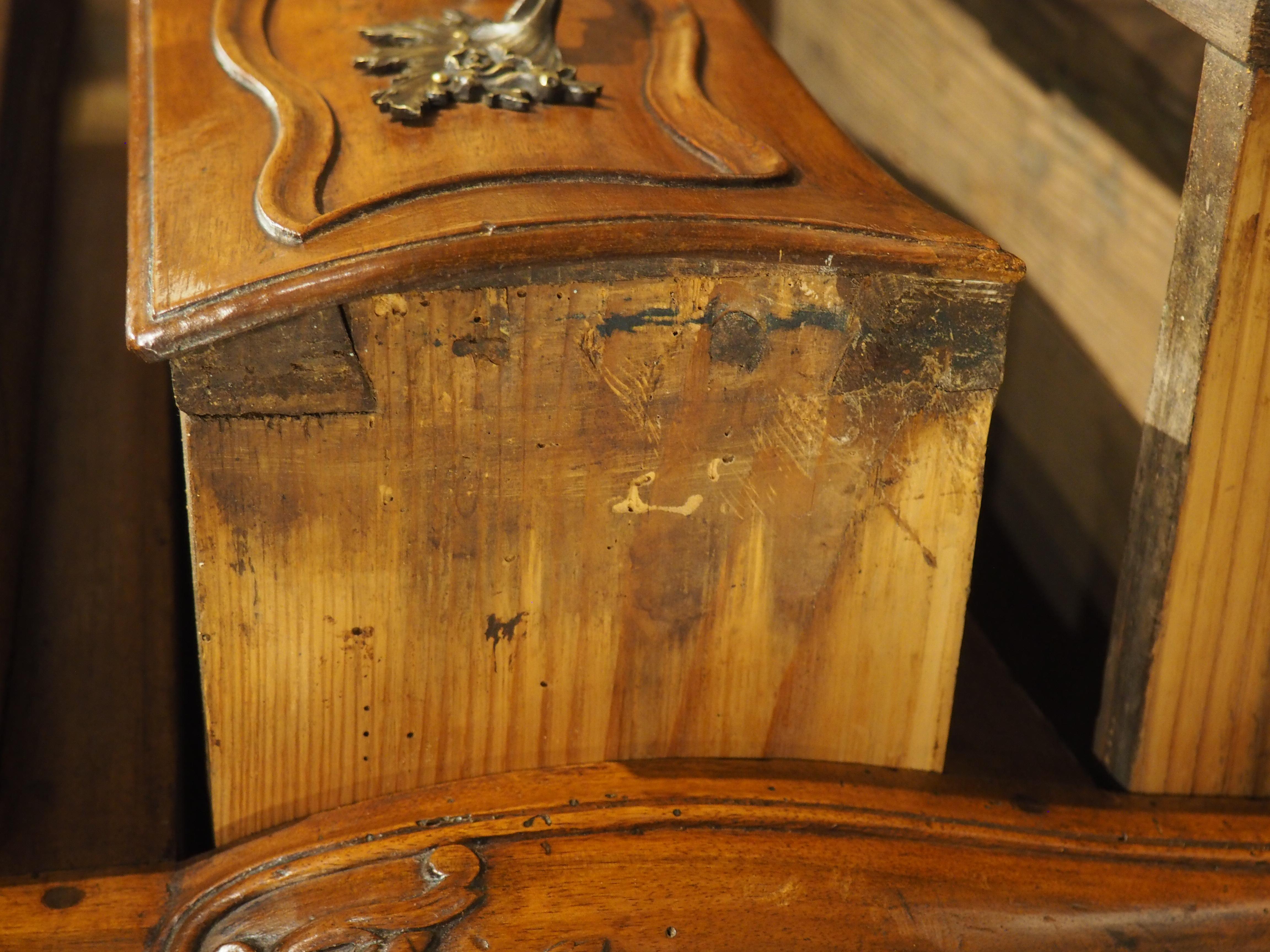 Diminutivo mobile in legno di noce del XVIII secolo proveniente dalla Linguadoca, Francia in vendita 8