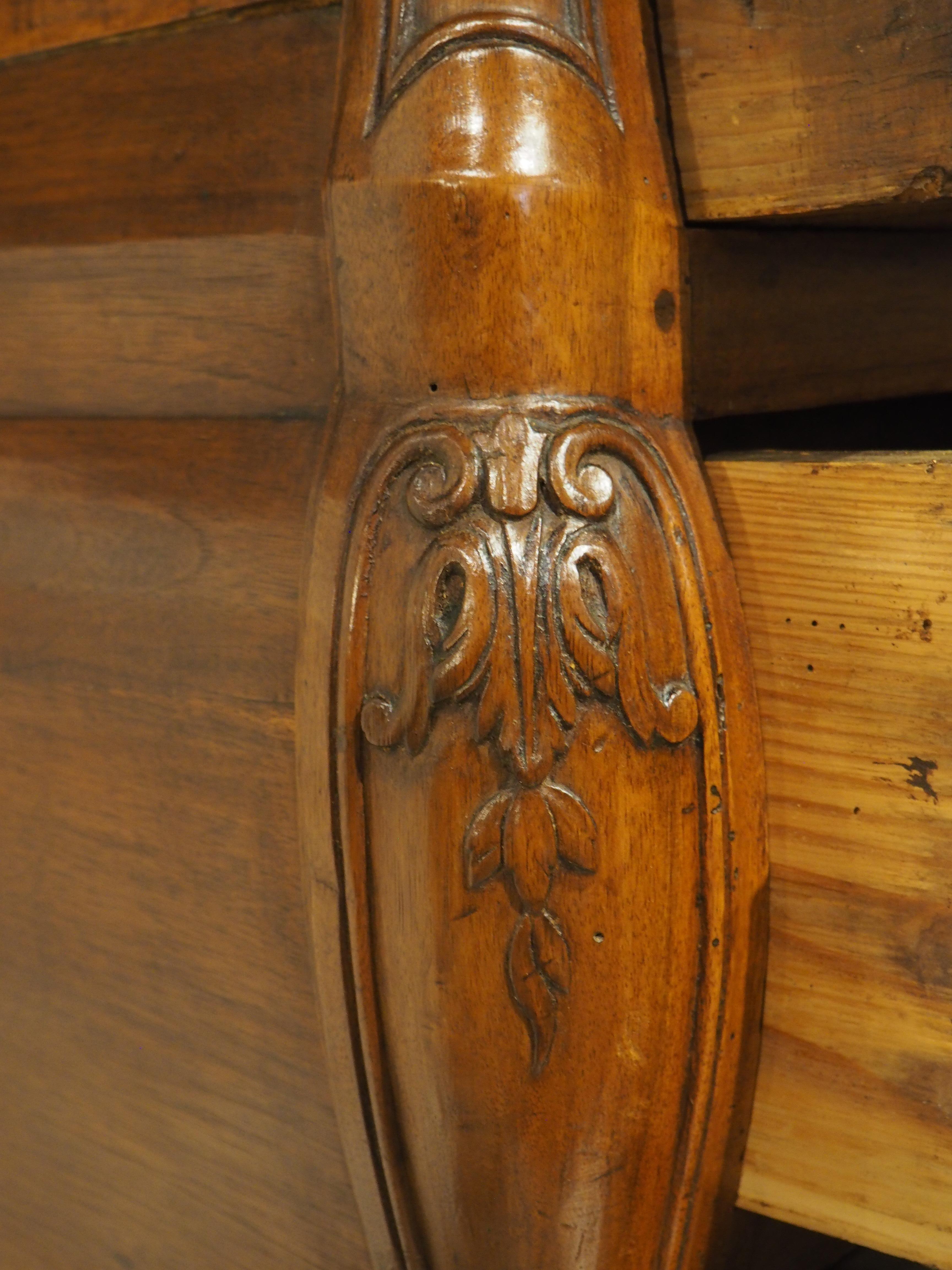 Diminutivo mobile in legno di noce del XVIII secolo proveniente dalla Linguadoca, Francia in vendita 9
