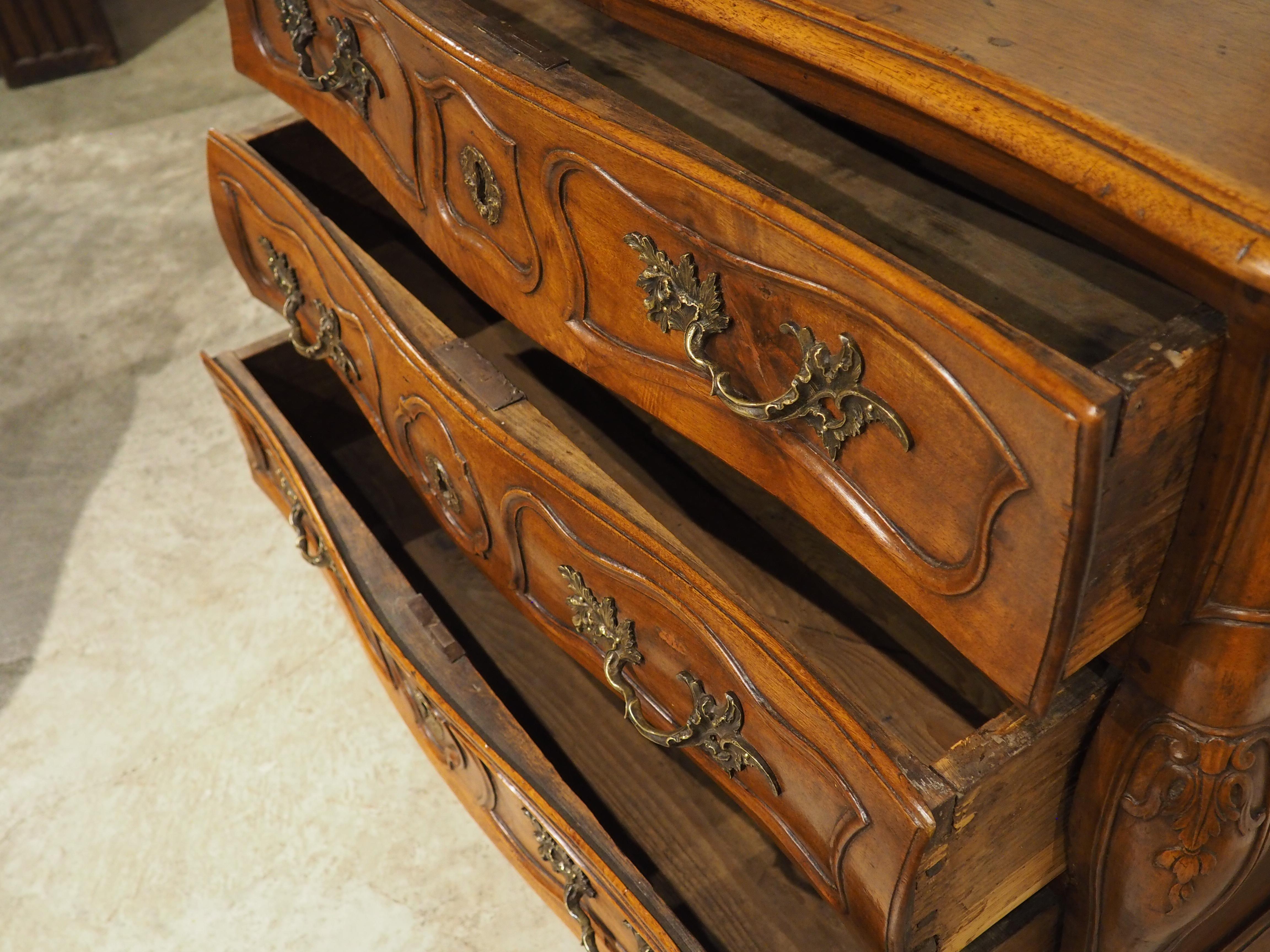 Diminutivo mobile in legno di noce del XVIII secolo proveniente dalla Linguadoca, Francia in vendita 10