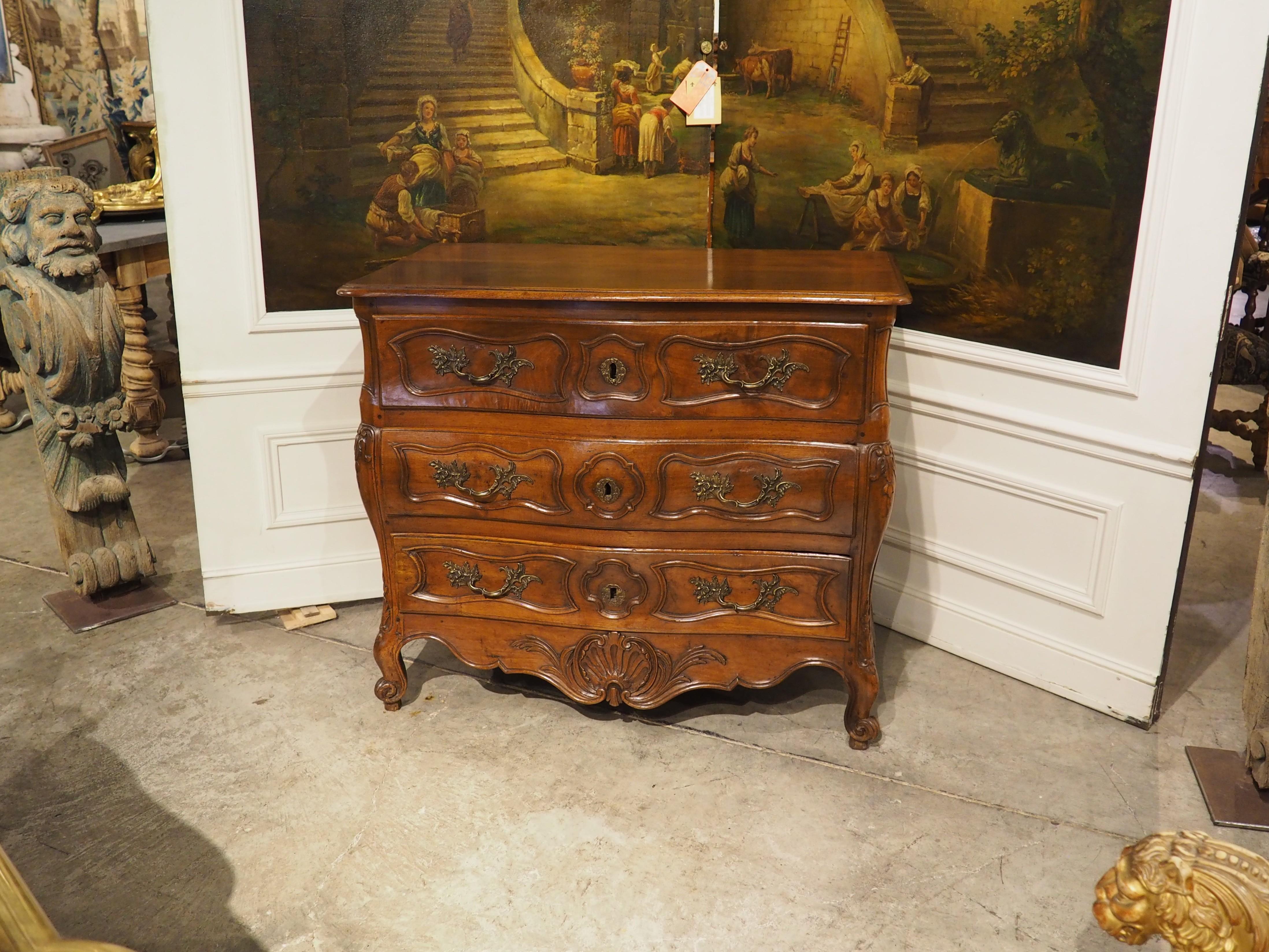 Diminutivo mobile in legno di noce del XVIII secolo proveniente dalla Linguadoca, Francia in vendita 11