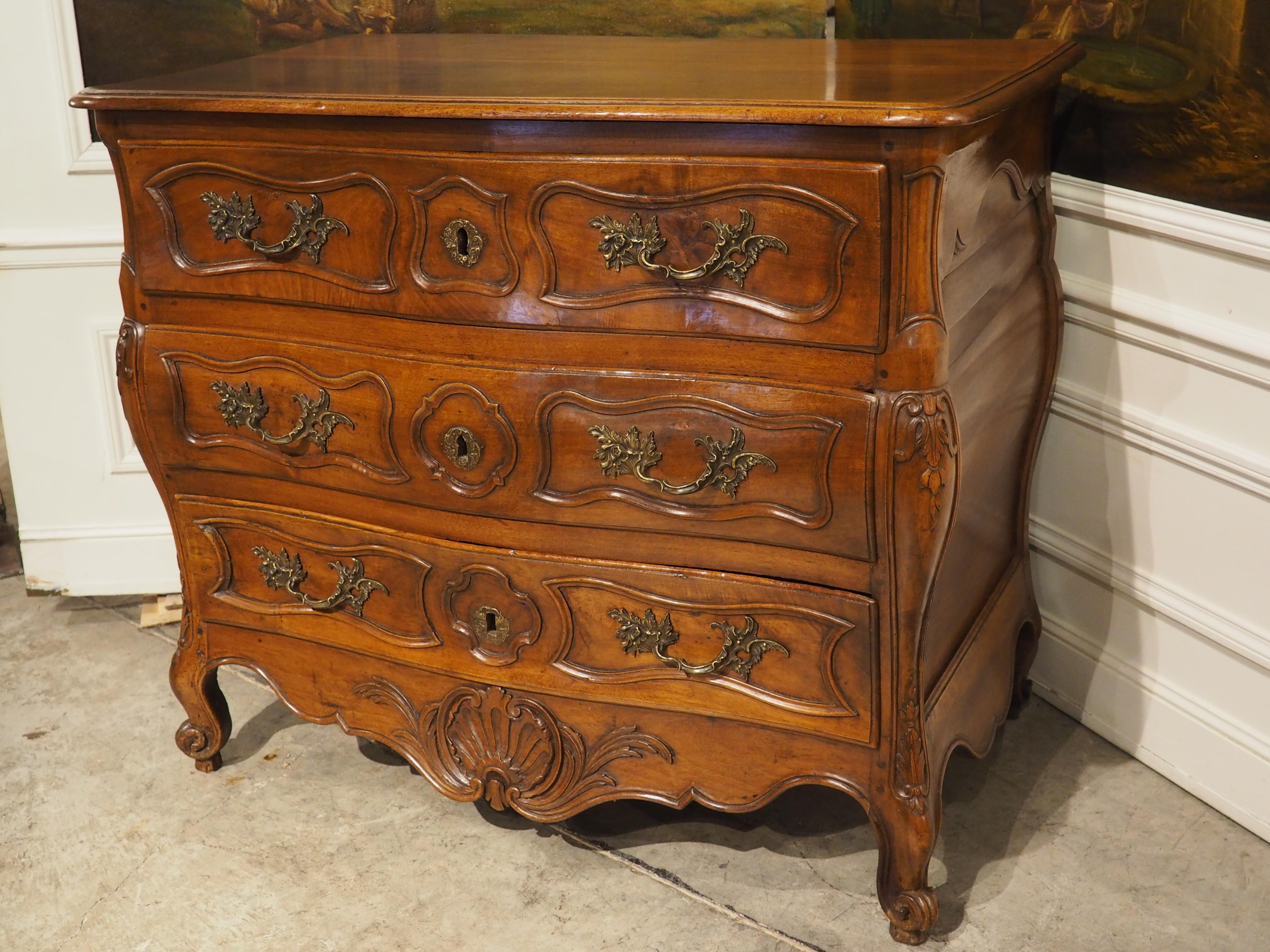 Diminutivo mobile in legno di noce del XVIII secolo proveniente dalla Linguadoca, Francia in vendita 12