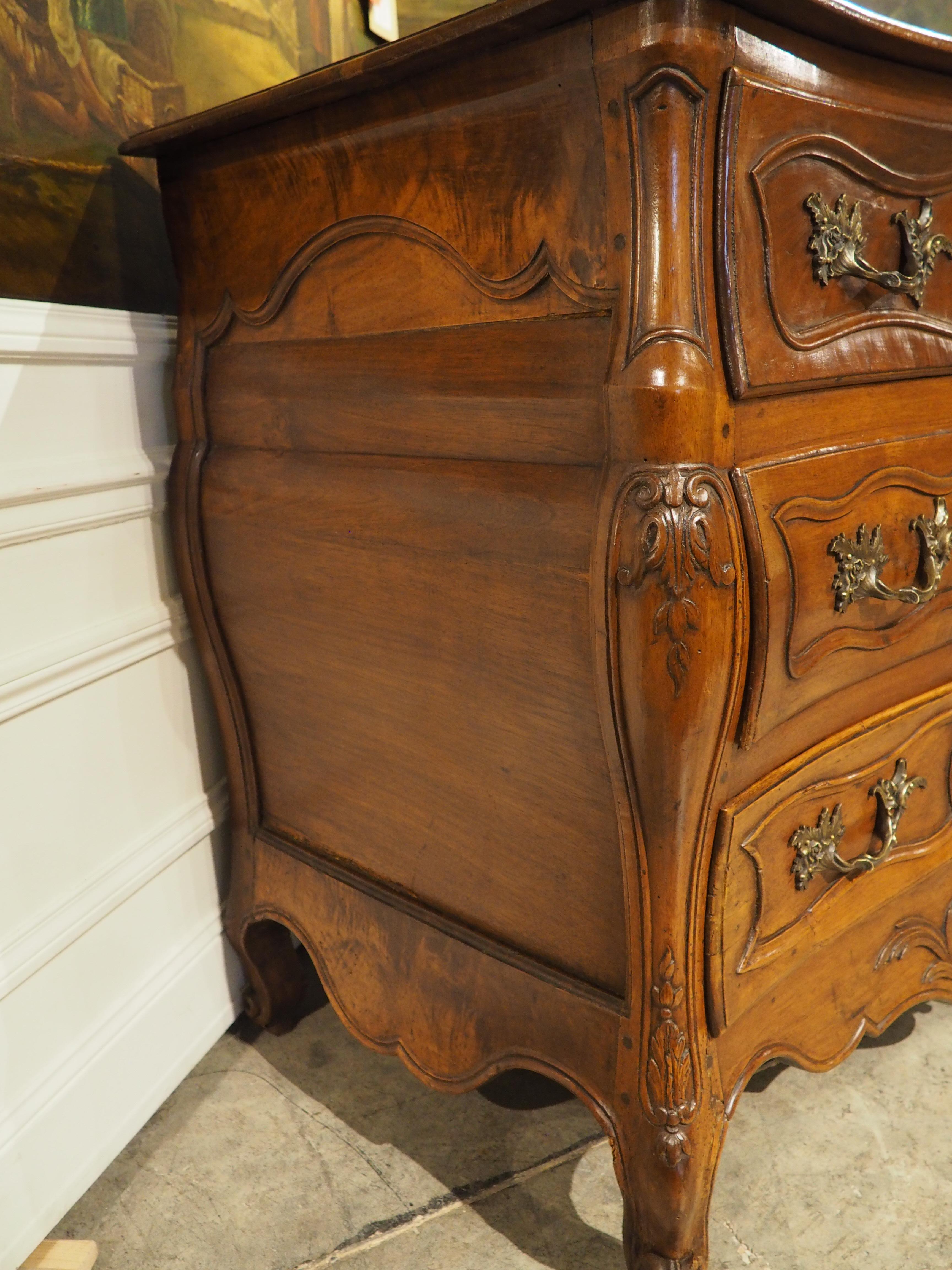 Ulteriori informazioni in arrivo...

La sottile forma a bombe non sminuisce le modanature magistralmente intagliate di questo mobile in noce proveniente dalla Linguadoca, in Francia.  Intagliata a mano nel 1700, la cassettiera compatta (alta solo 35