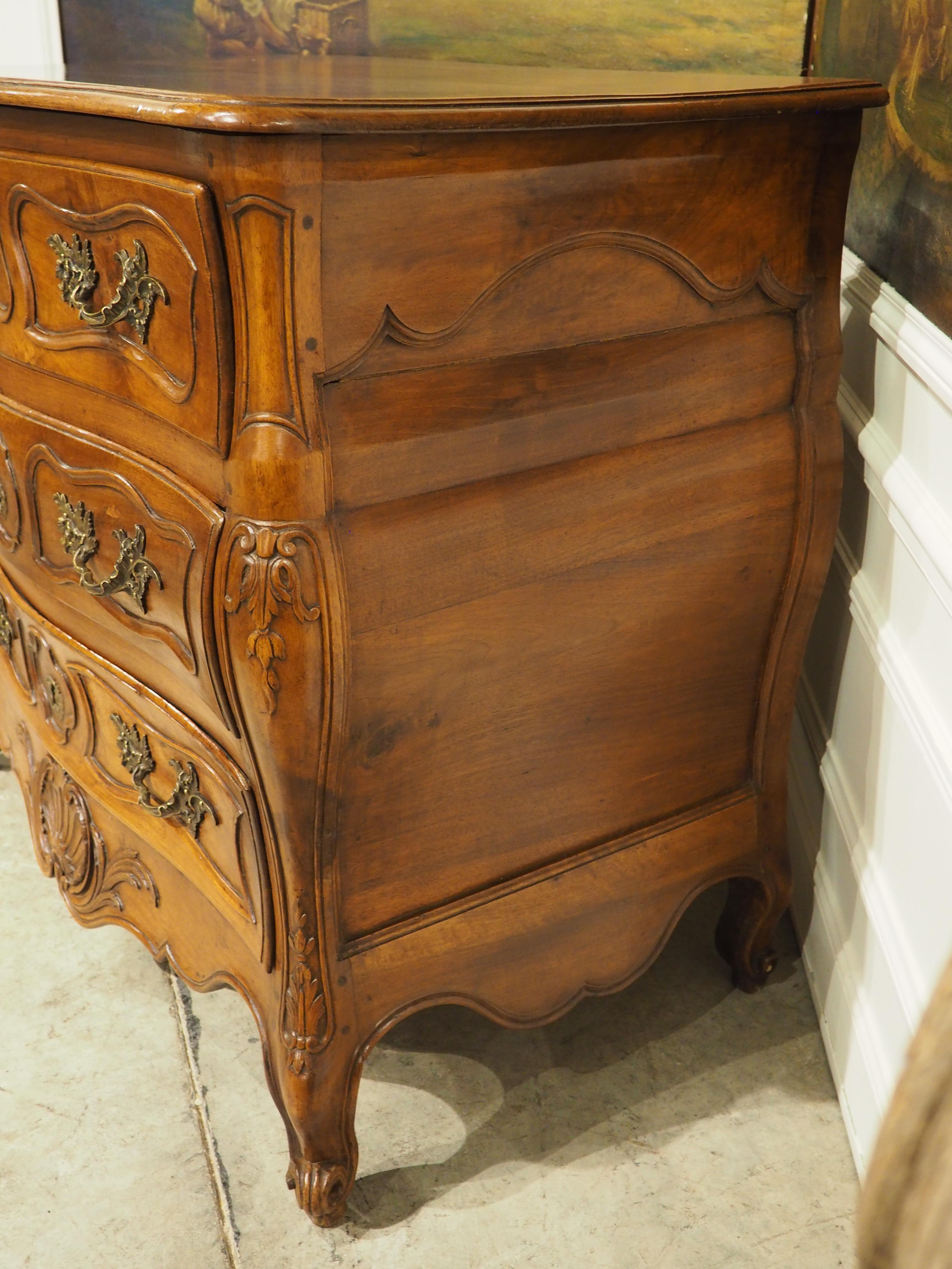 Diminutivo mobile in legno di noce del XVIII secolo proveniente dalla Linguadoca, Francia in vendita 13