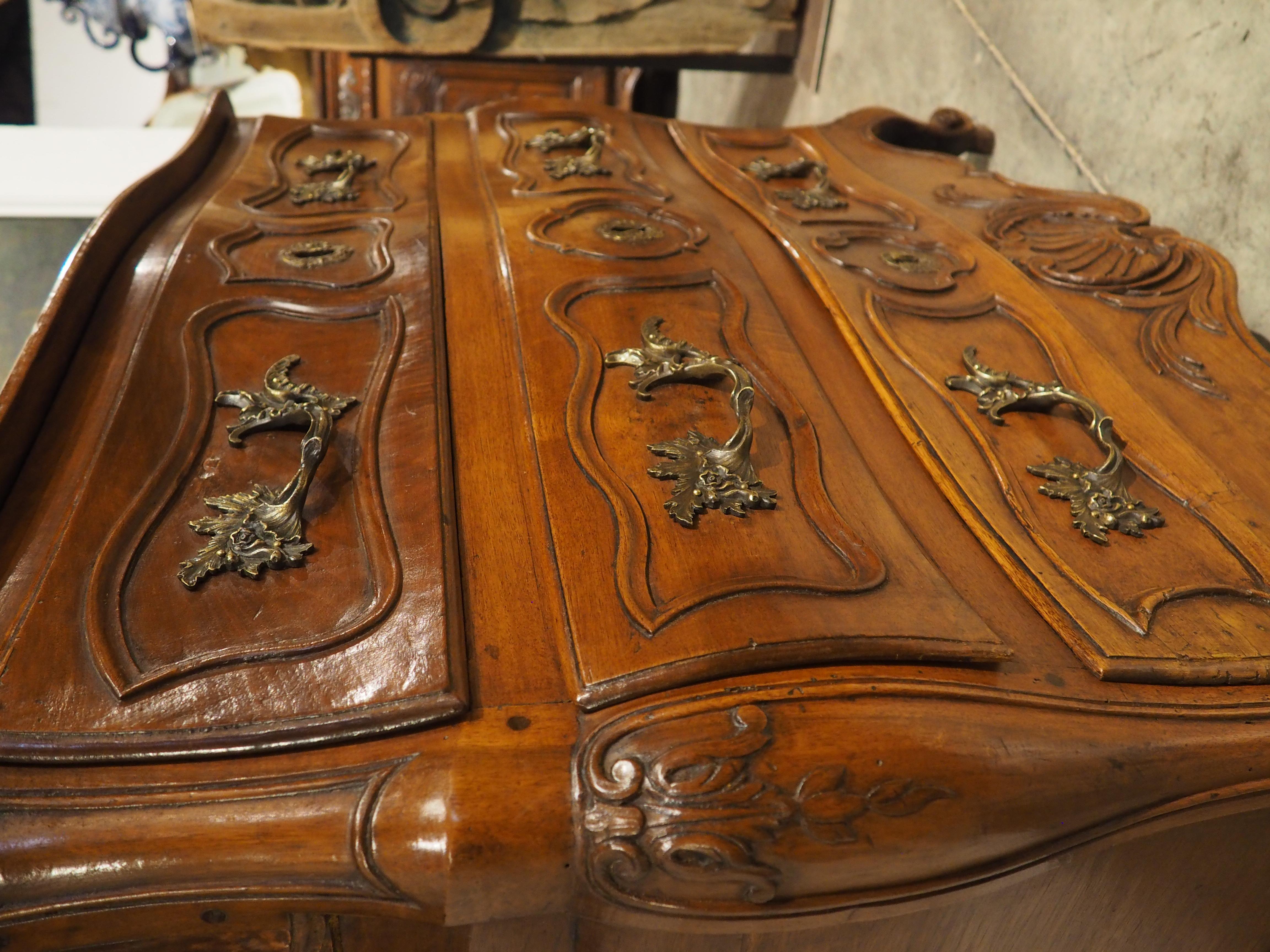 Francese Diminutivo mobile in legno di noce del XVIII secolo proveniente dalla Linguadoca, Francia in vendita