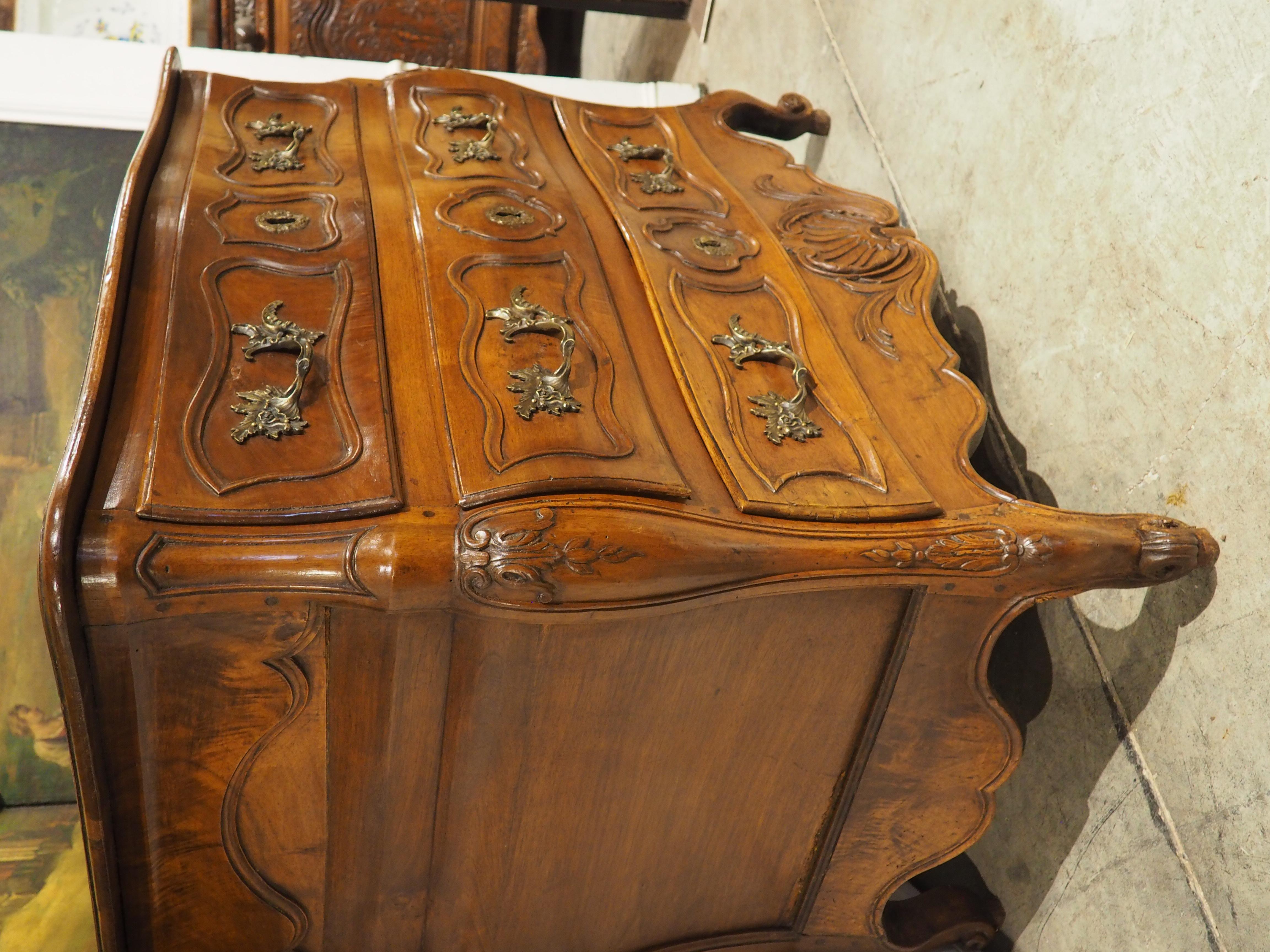 Intagliato a mano Diminutivo mobile in legno di noce del XVIII secolo proveniente dalla Linguadoca, Francia in vendita