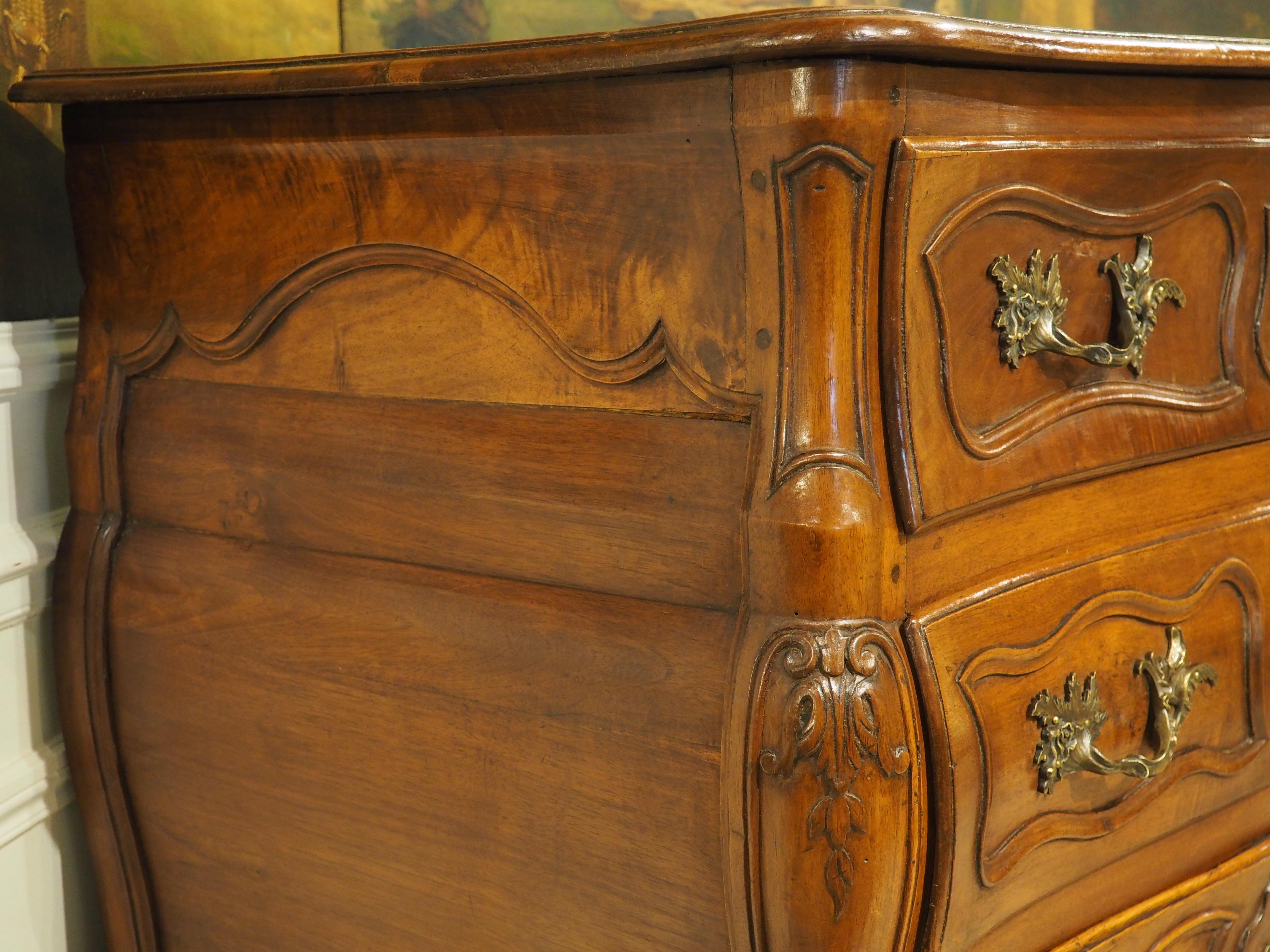 Fino al XVIII secolo Diminutivo mobile in legno di noce del XVIII secolo proveniente dalla Linguadoca, Francia in vendita