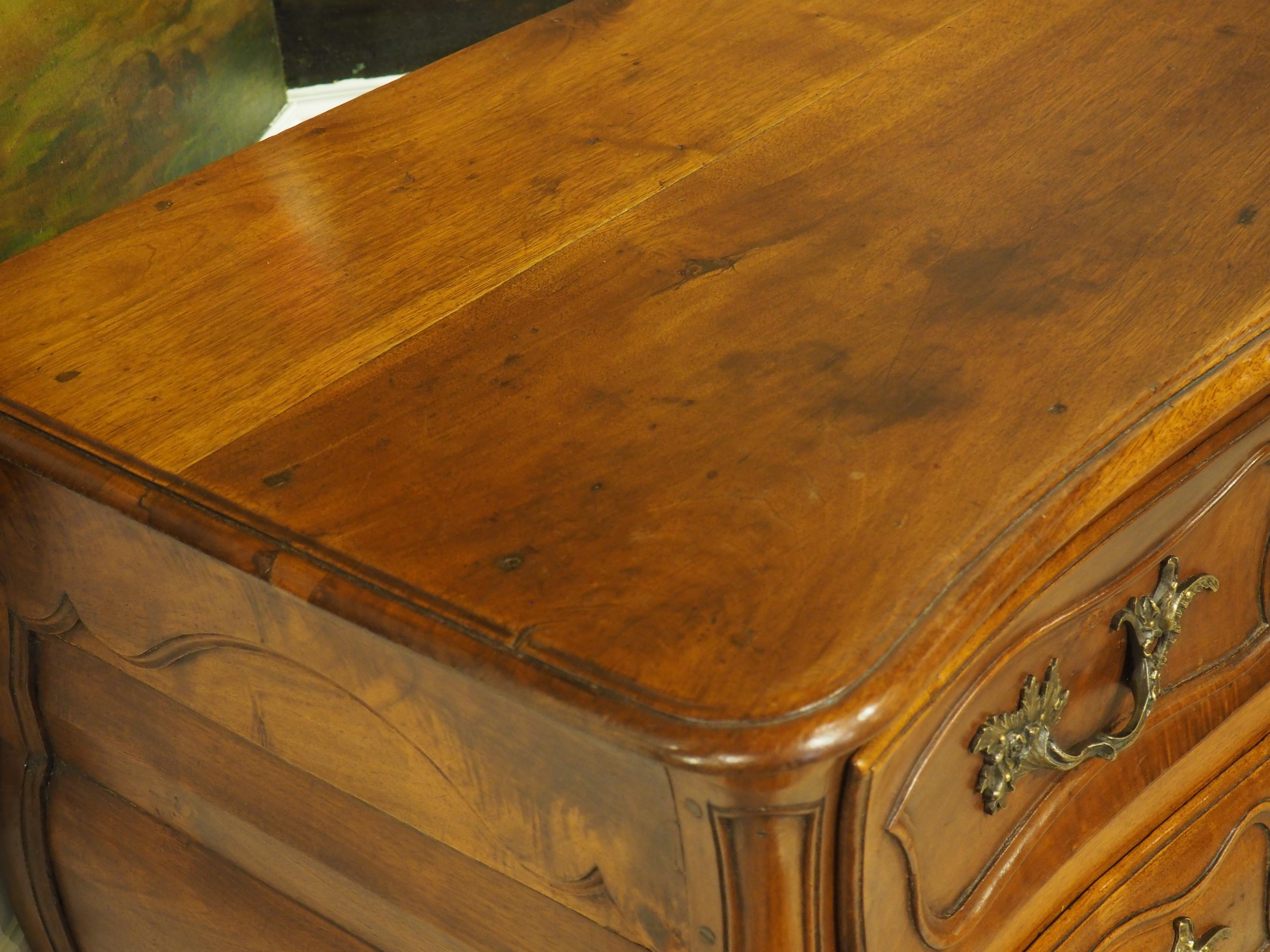 Metallo Diminutivo mobile in legno di noce del XVIII secolo proveniente dalla Linguadoca, Francia in vendita