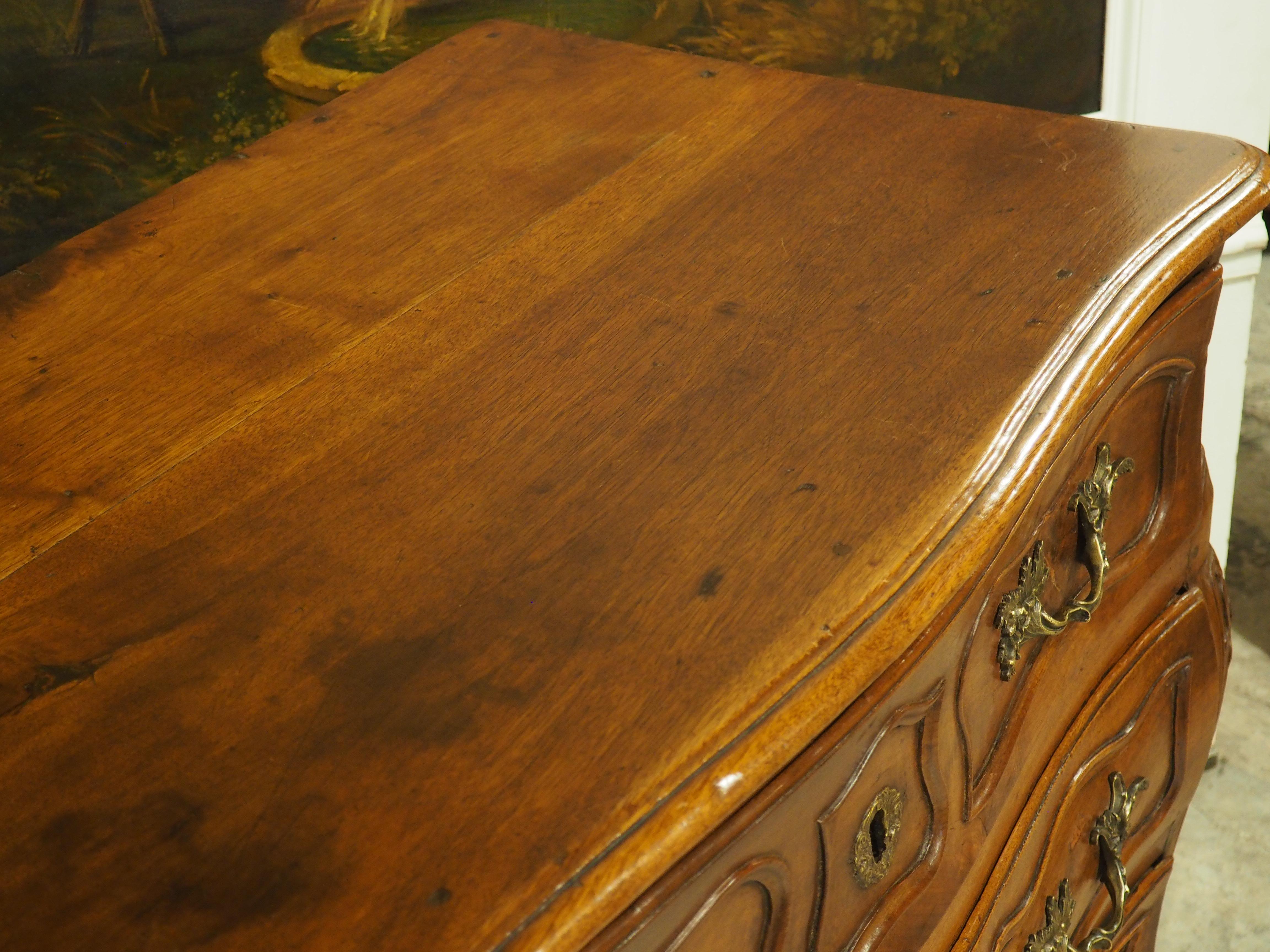 Diminutivo mobile in legno di noce del XVIII secolo proveniente dalla Linguadoca, Francia in vendita 1