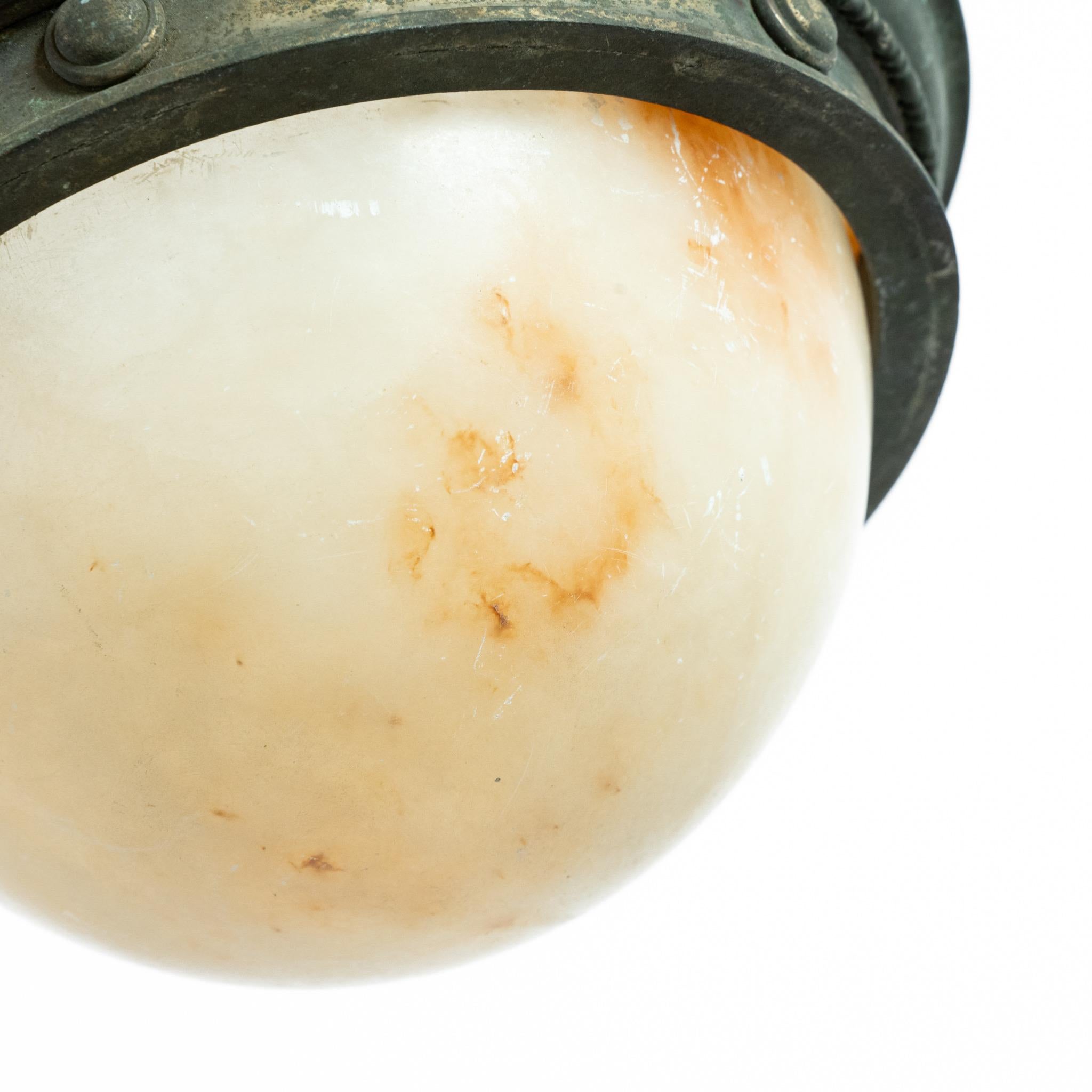 Un Plafonnier Diminutivo in Alabastro.
Circonferenza in ottone con catena e ganci in ferro battuto.
Usura legata all'età della ciotola.
Flessibile con rinforzo e lampada in dotazione per l'installazione.

Inghilterra, circa 1890.

Altezza della