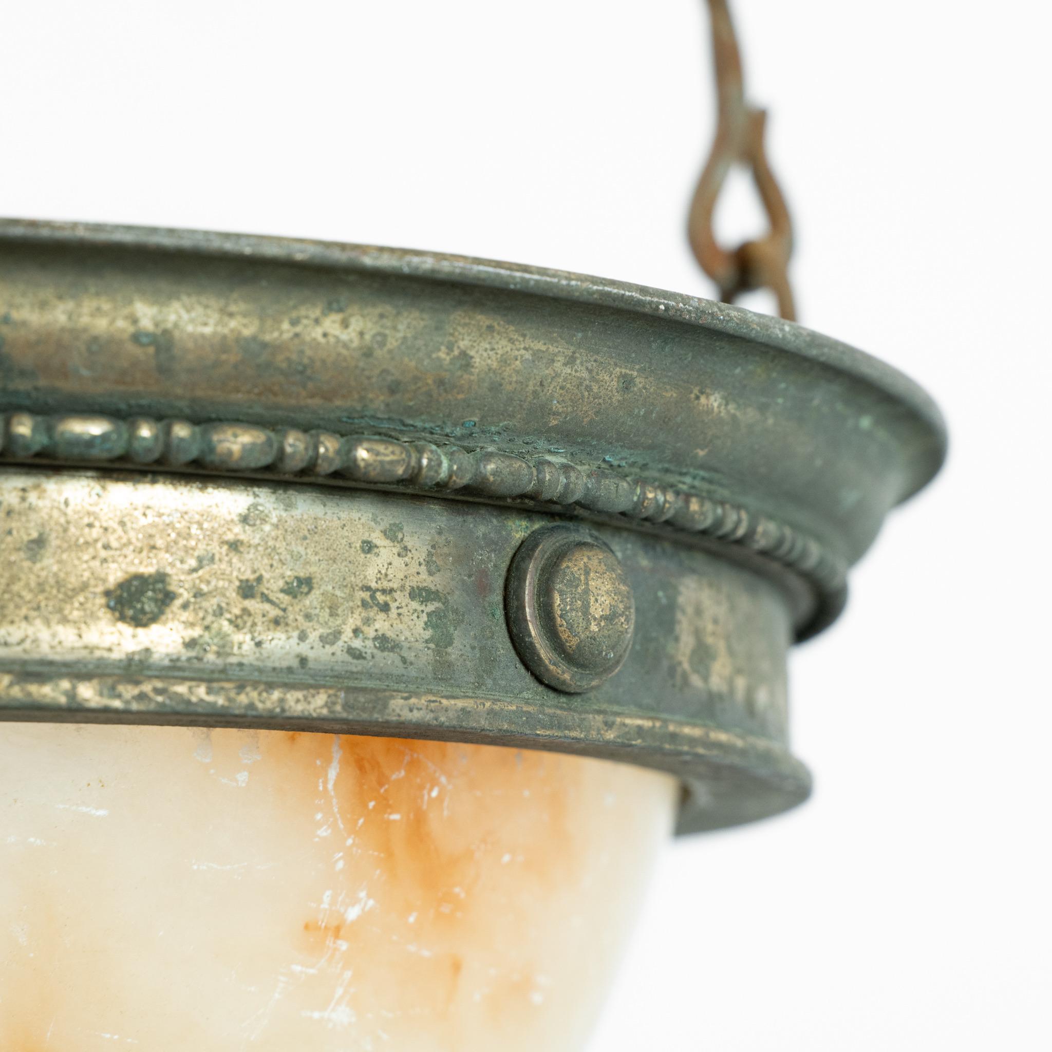 Fatto a mano Un piccolo plafonnier inglese in alabastro del XIX secolo in vendita