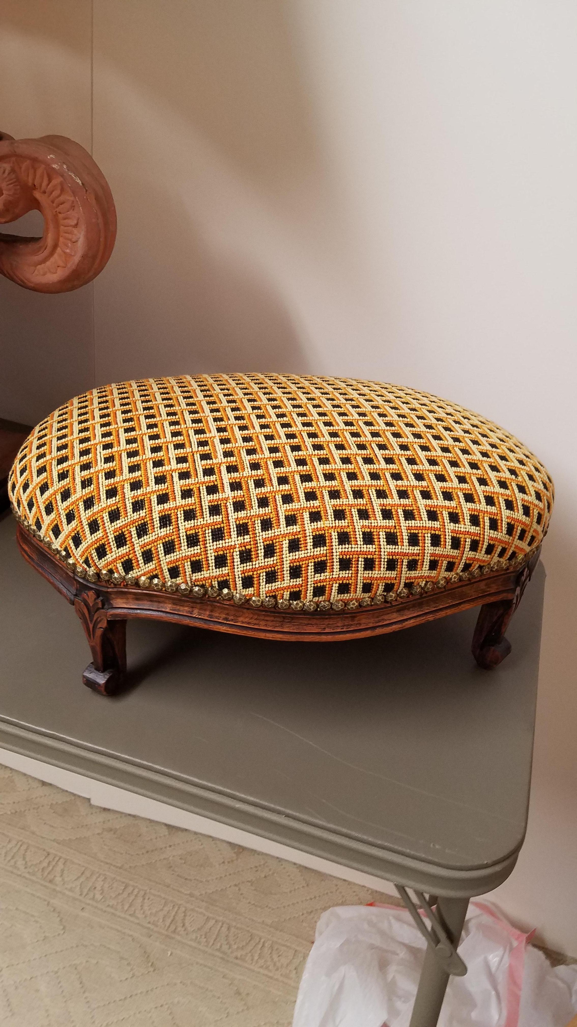 Oval French Hand Carved Walnut Stool In Excellent Condition In Lambertville, NJ