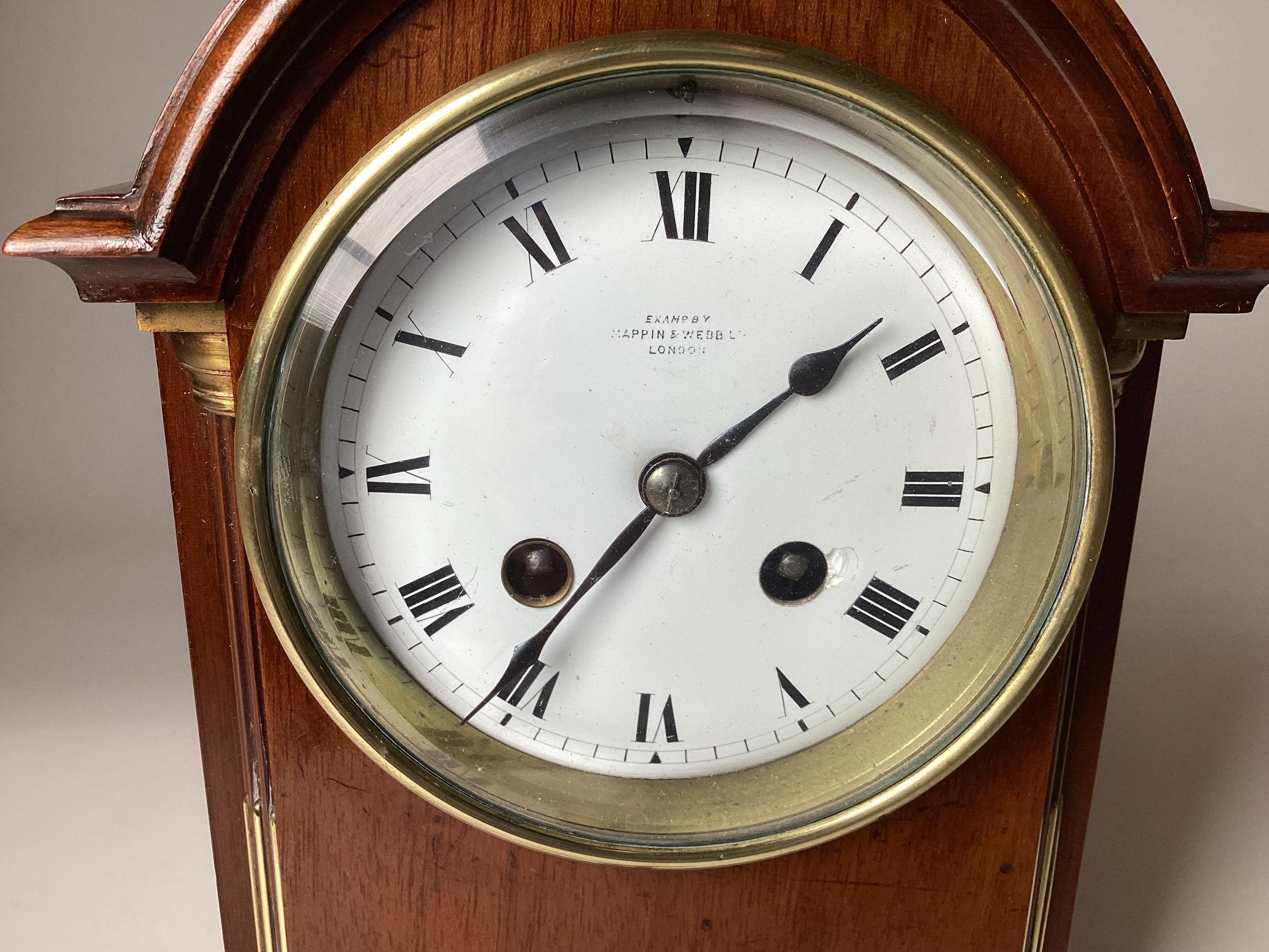 Pequeño reloj de chimenea francés de caoba, vendido por Mappin & Webb, s. XIX. Renacimiento gótico