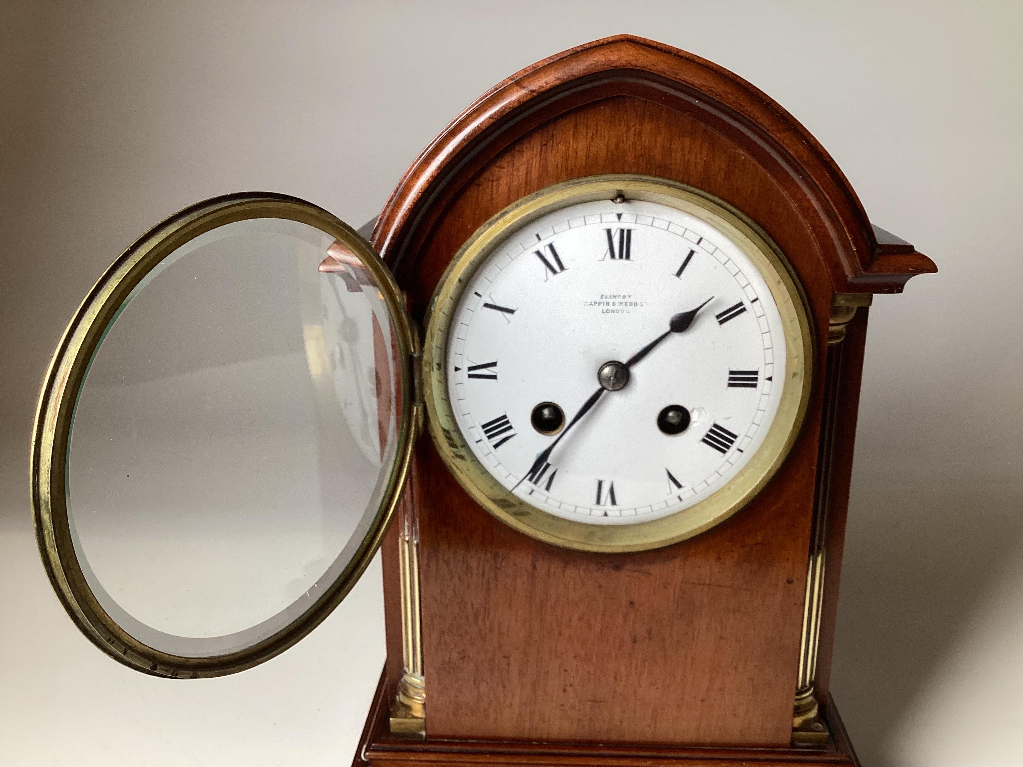 Pequeño reloj de chimenea francés de caoba, vendido por Mappin & Webb, s. XIX. en Bueno Estado en Lambertville, NJ