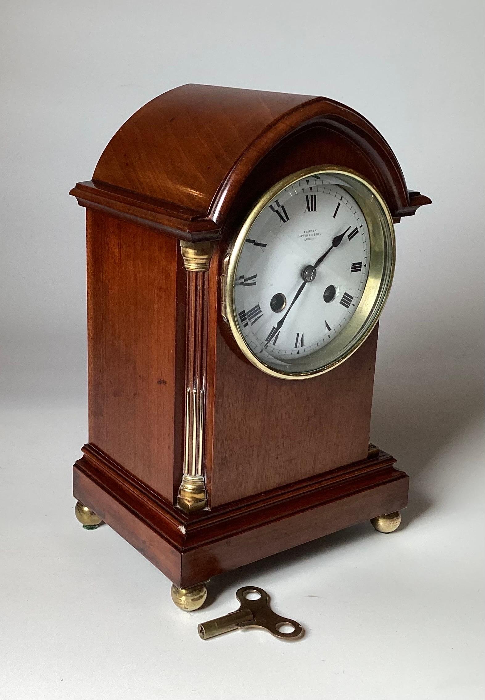 Pequeño reloj de chimenea francés de caoba, vendido por Mappin & Webb, s. XIX. Fines del siglo XIX