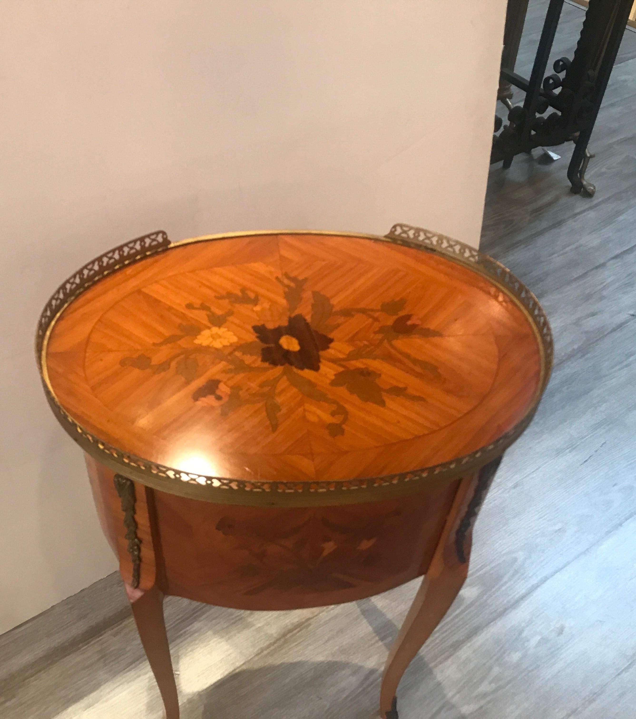 Diminutive Italian Inlaid Side Table Commode In Excellent Condition In Lambertville, NJ