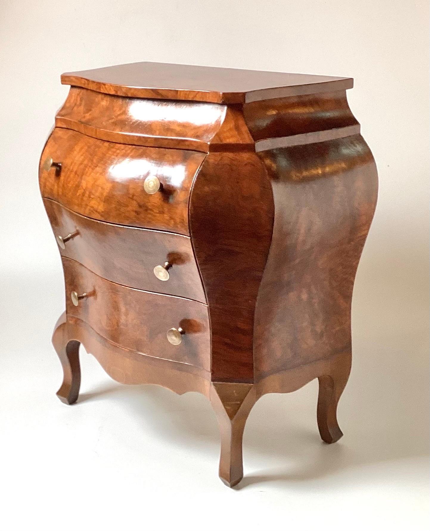 Diminutive Italian Walnut Bombe Commode In Excellent Condition For Sale In Lambertville, NJ