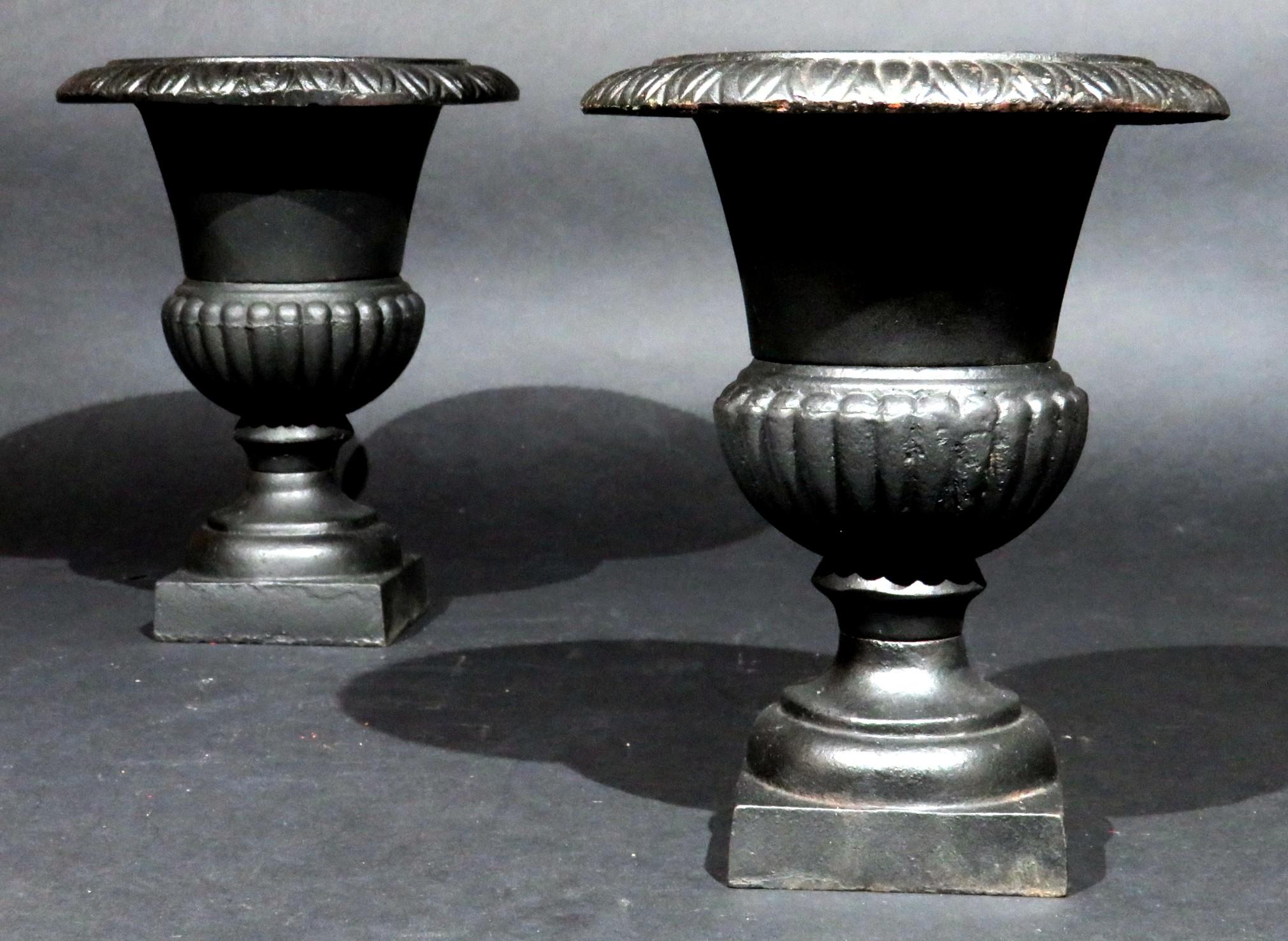 Moulage Paire d'urnes de jardin en fonte anciennes de style géorgien en vente