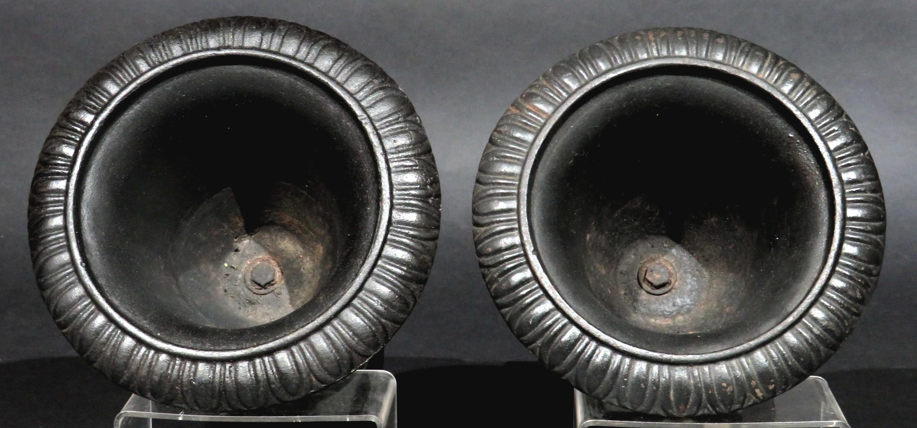 20ième siècle Paire d'urnes de jardin en fonte anciennes de style géorgien en vente