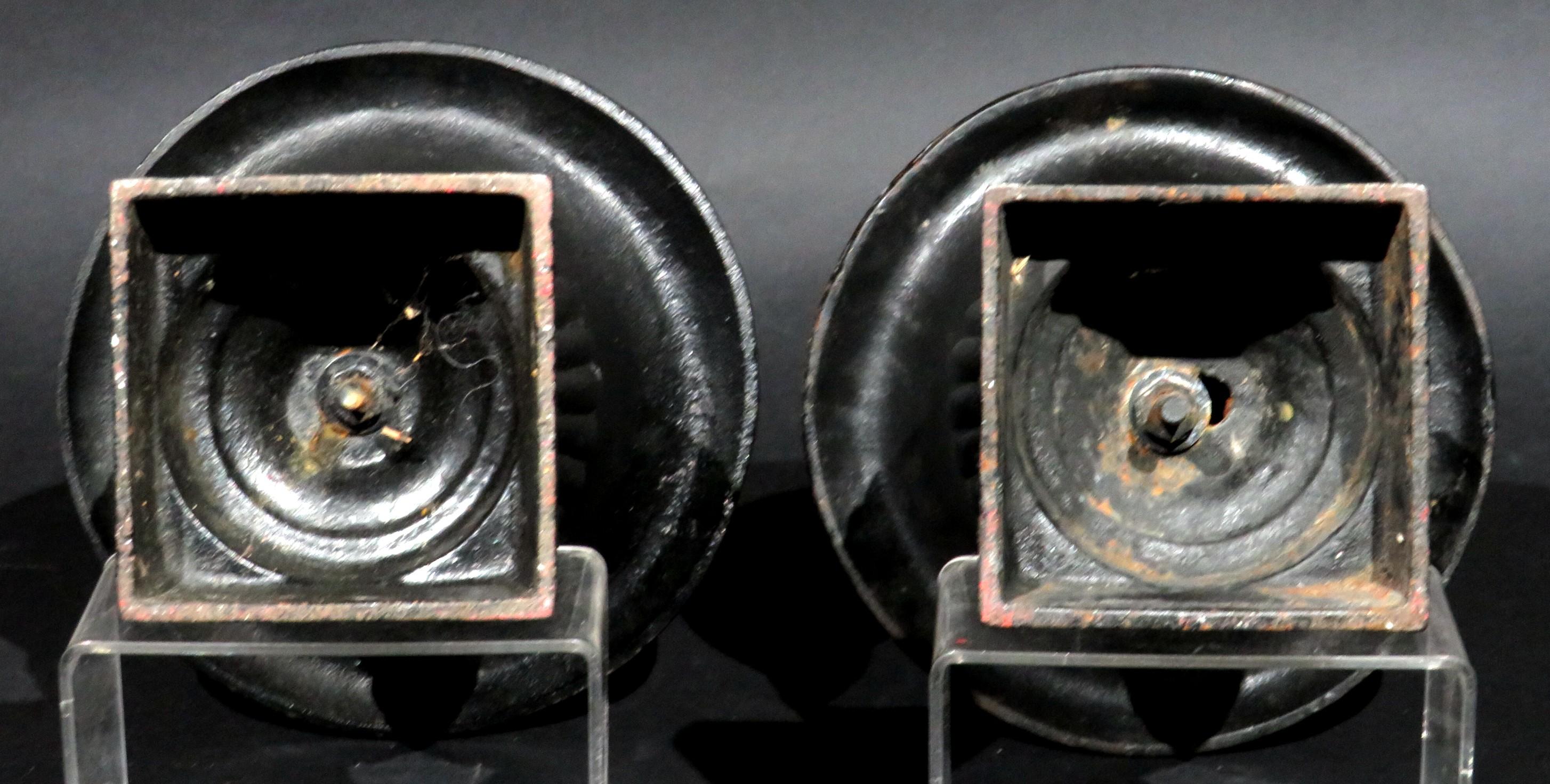 Fer Paire d'urnes de jardin en fonte anciennes de style géorgien en vente
