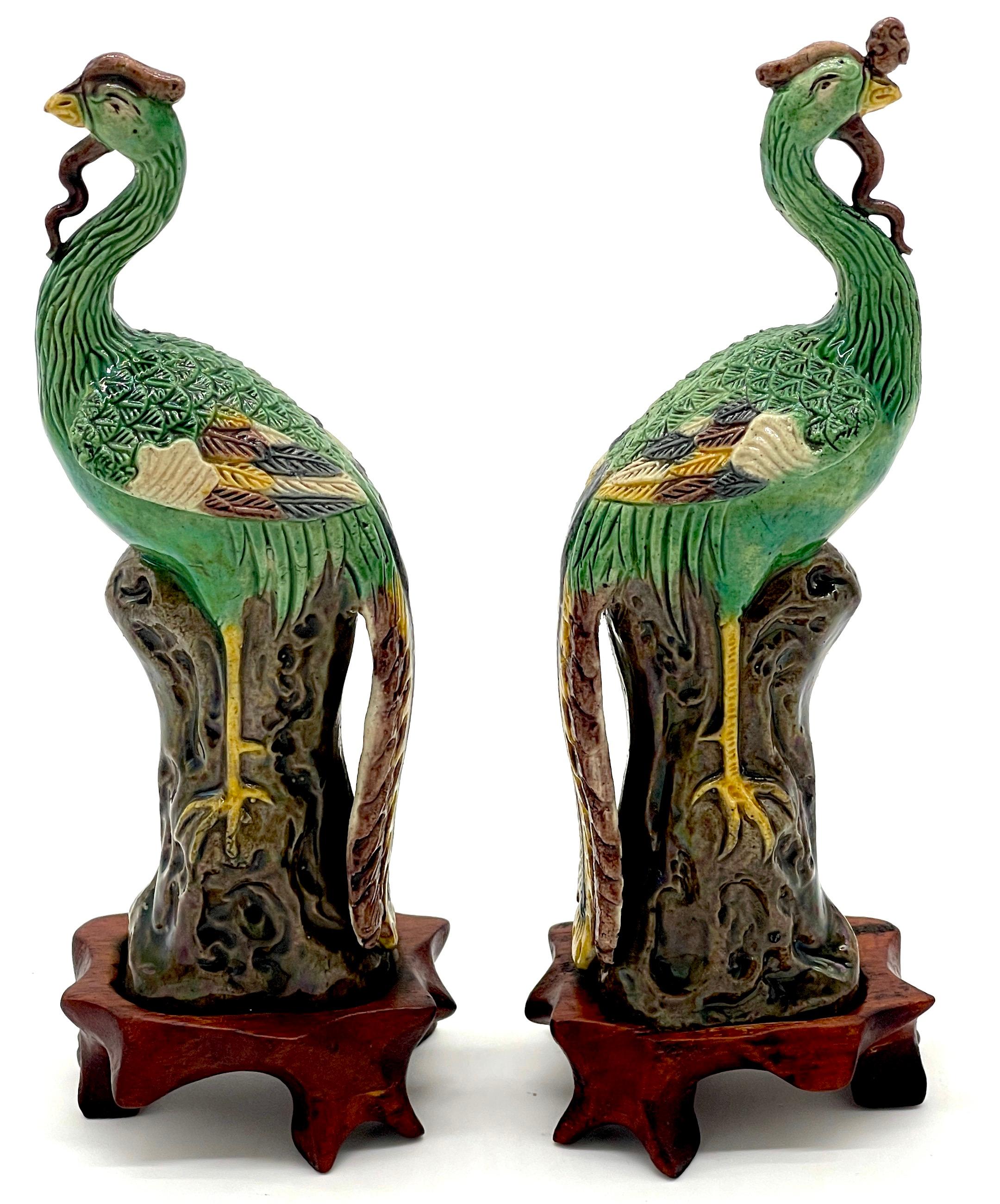 Sculpté Paire de petits oiseaux Phoenix chinois à glaçure Sancai, sur des stands en bois dur  en vente