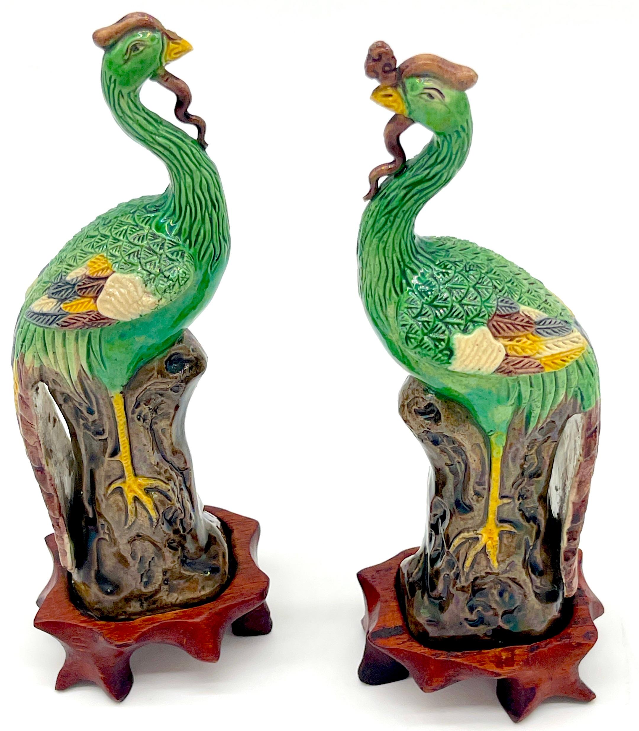 Porcelaine Paire de petits oiseaux Phoenix chinois à glaçure Sancai, sur des stands en bois dur  en vente